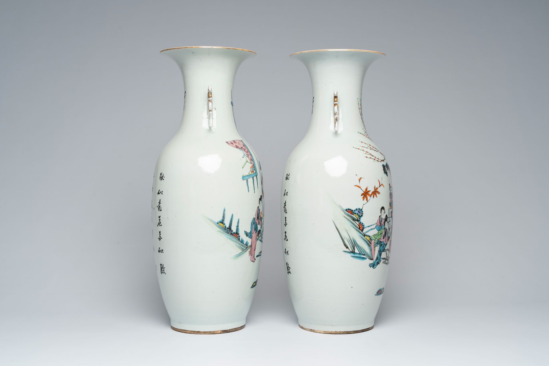 A pair of Chinese famille rose vases with ladies in a garden, 19th/20th C. - Image 4 of 6