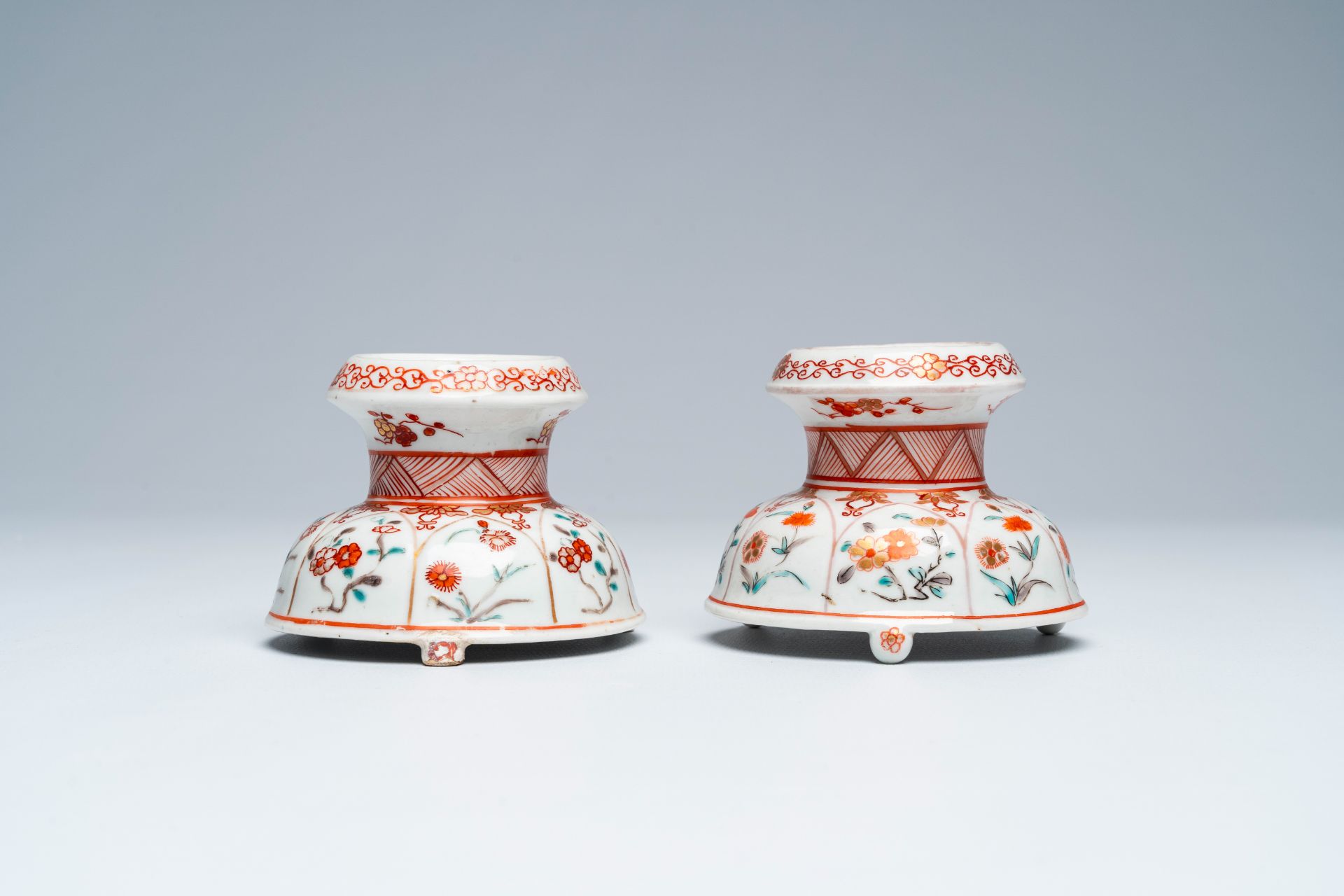 A pair of Japanese Kakiemon style salts with floral design, Edo, 17th/18th C. - Image 3 of 8