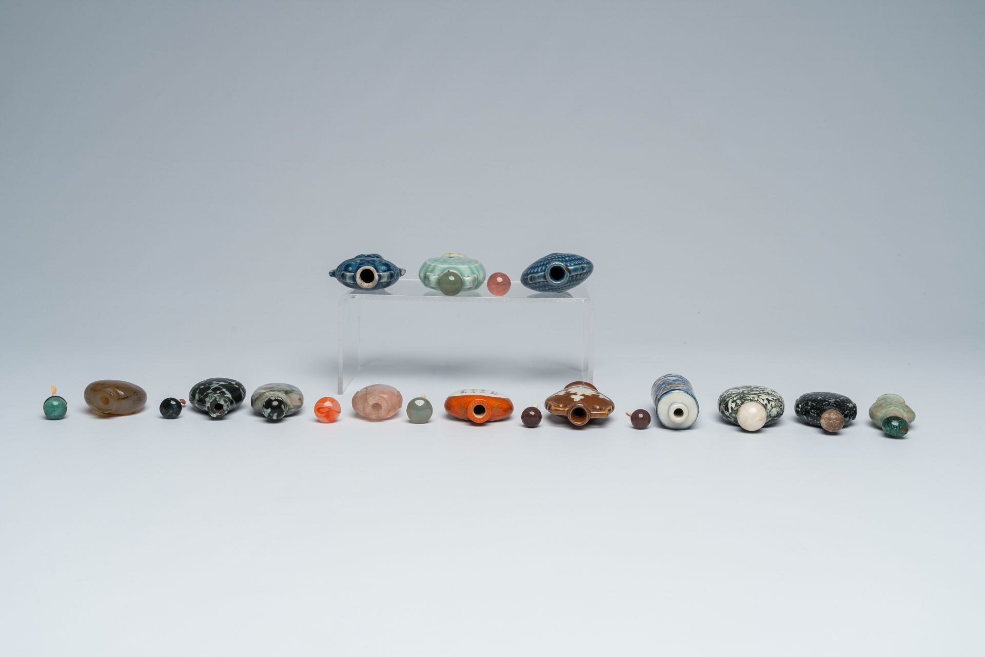 Thirteen various Chinese porcelain, hardstone, quartz and agate snuff bottles, 19th/20th C. - Image 6 of 7