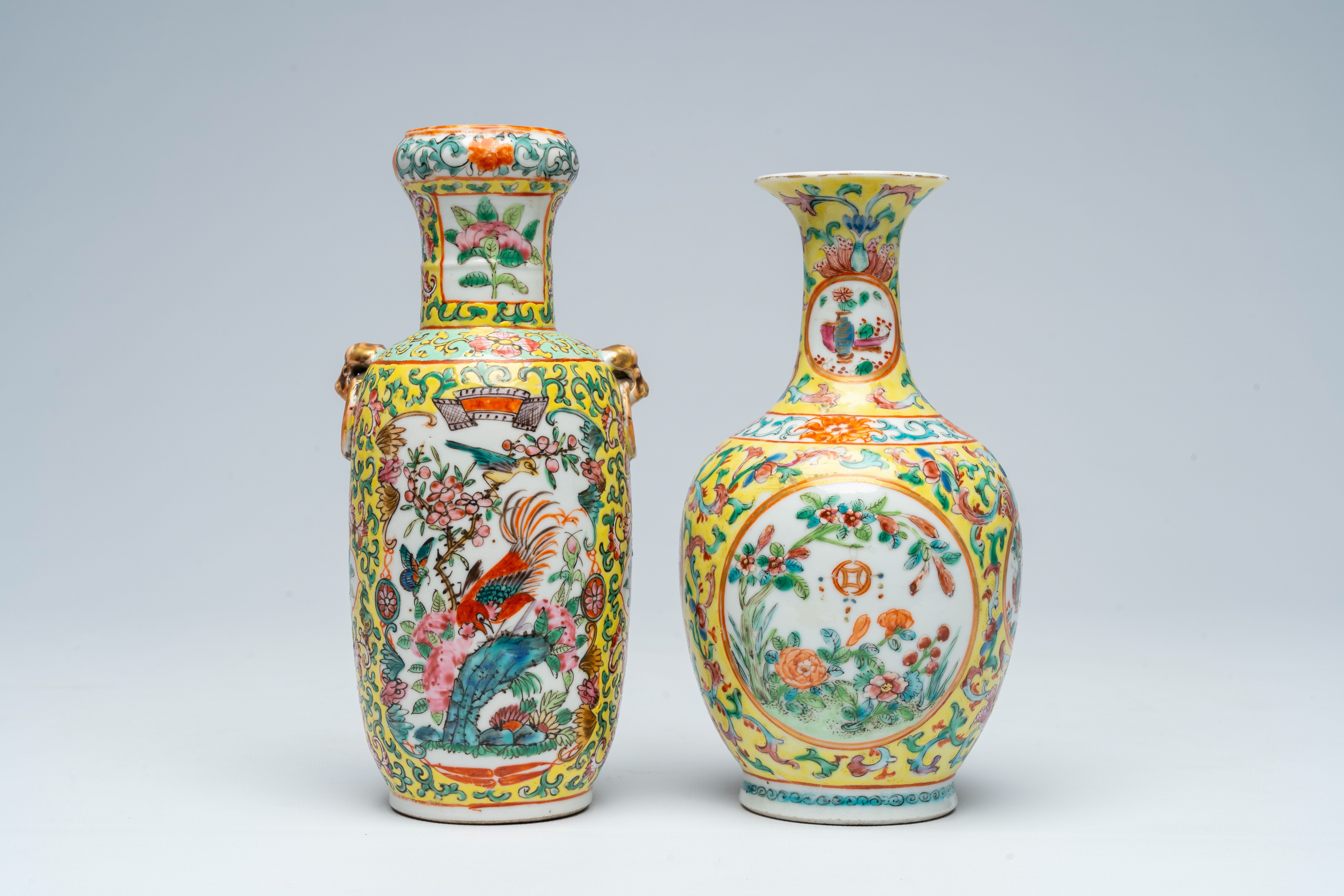 Two Chinese famille rose yellow ground vases with antiquities and floral design, 19th C. - Bild 3 aus 6
