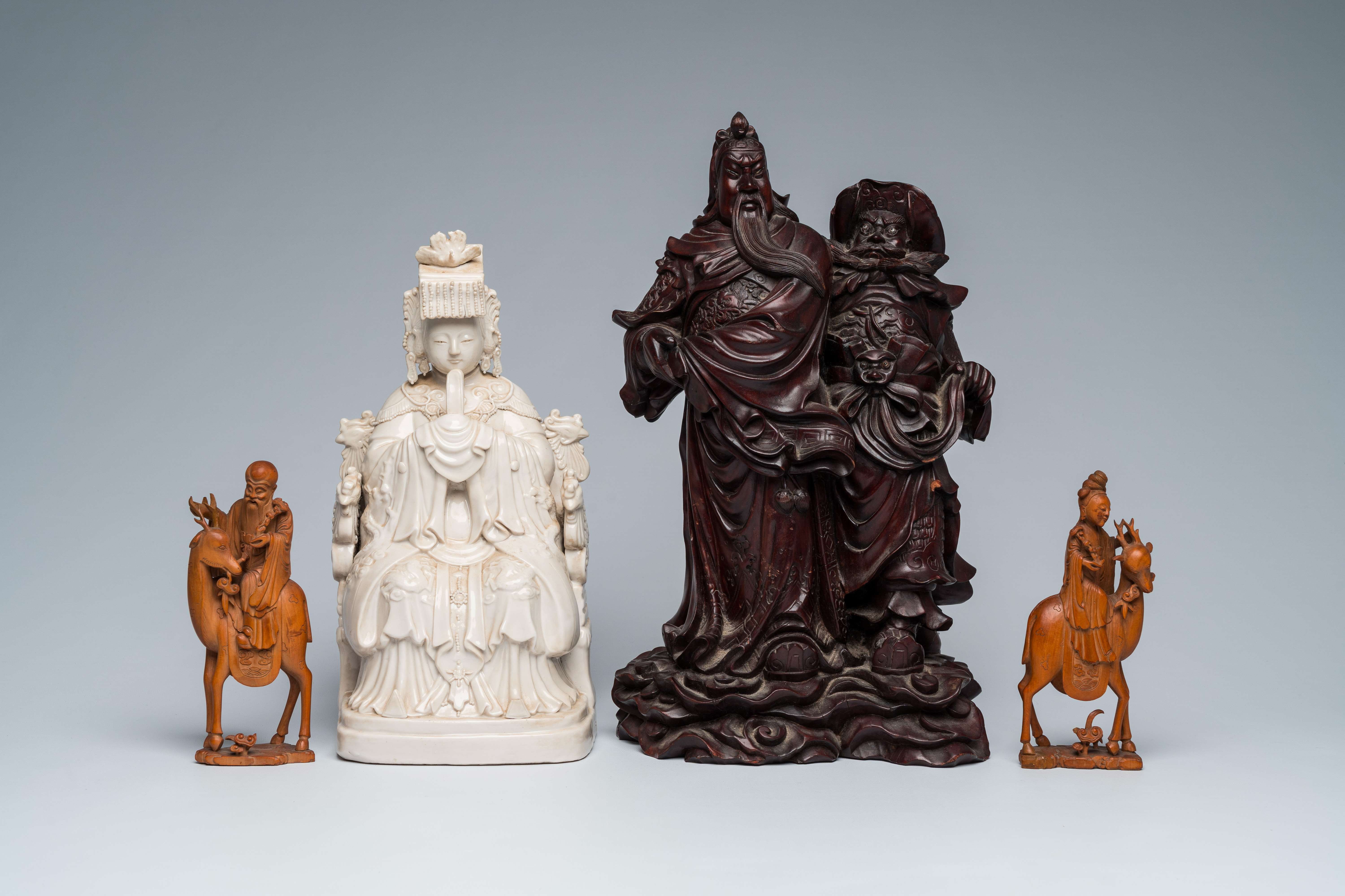 Four various Chinese wood and blanc de Chine figures, 19th/20th C. - Image 2 of 7