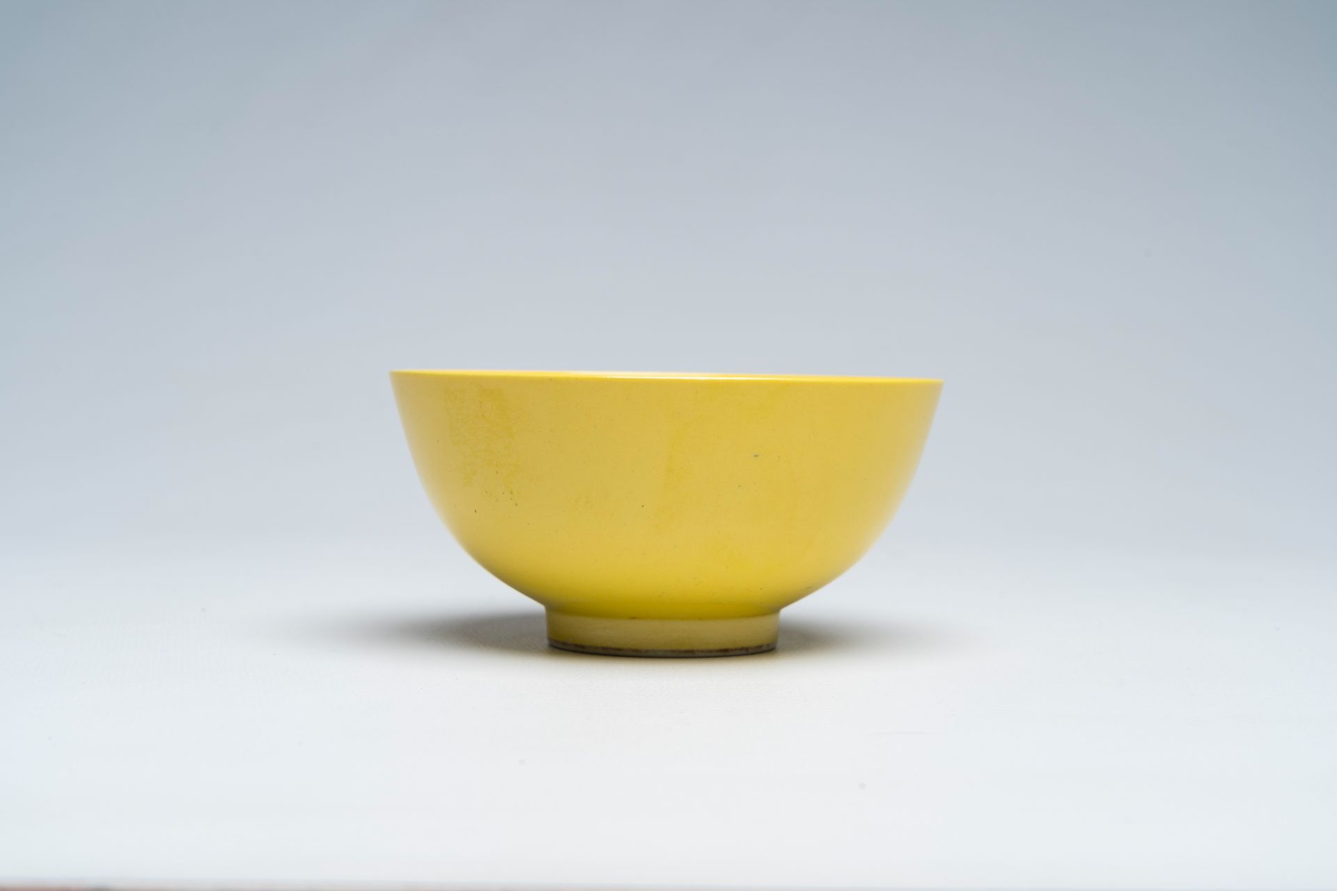 A Chinese monochrome yellow bowl, Qianlong mark, 19th/20th C. - Image 5 of 7