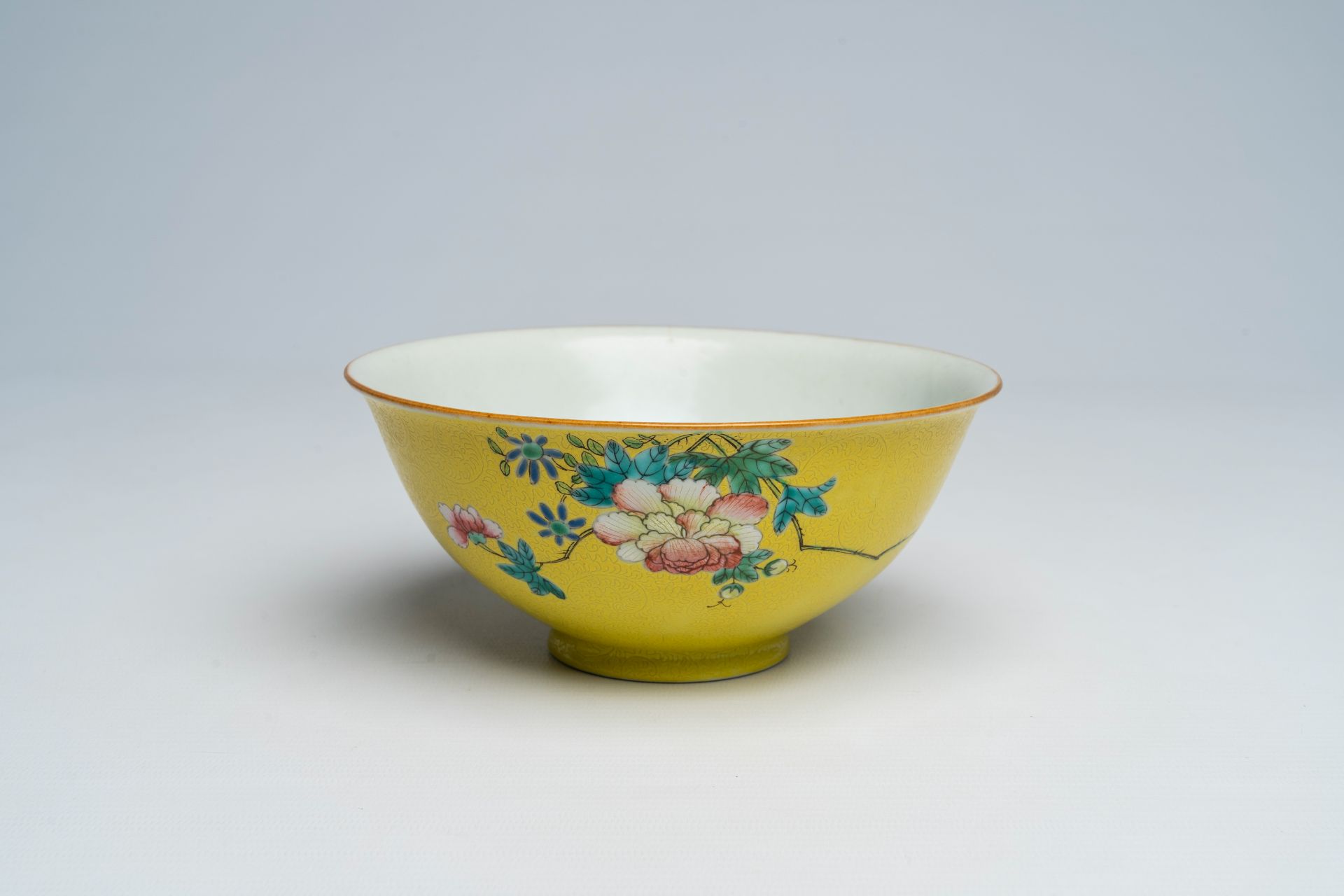 A Chinesefamille rose yellow-ground sgraffito bowl, Qianlong mark, 18th/19th C. - Image 7 of 7