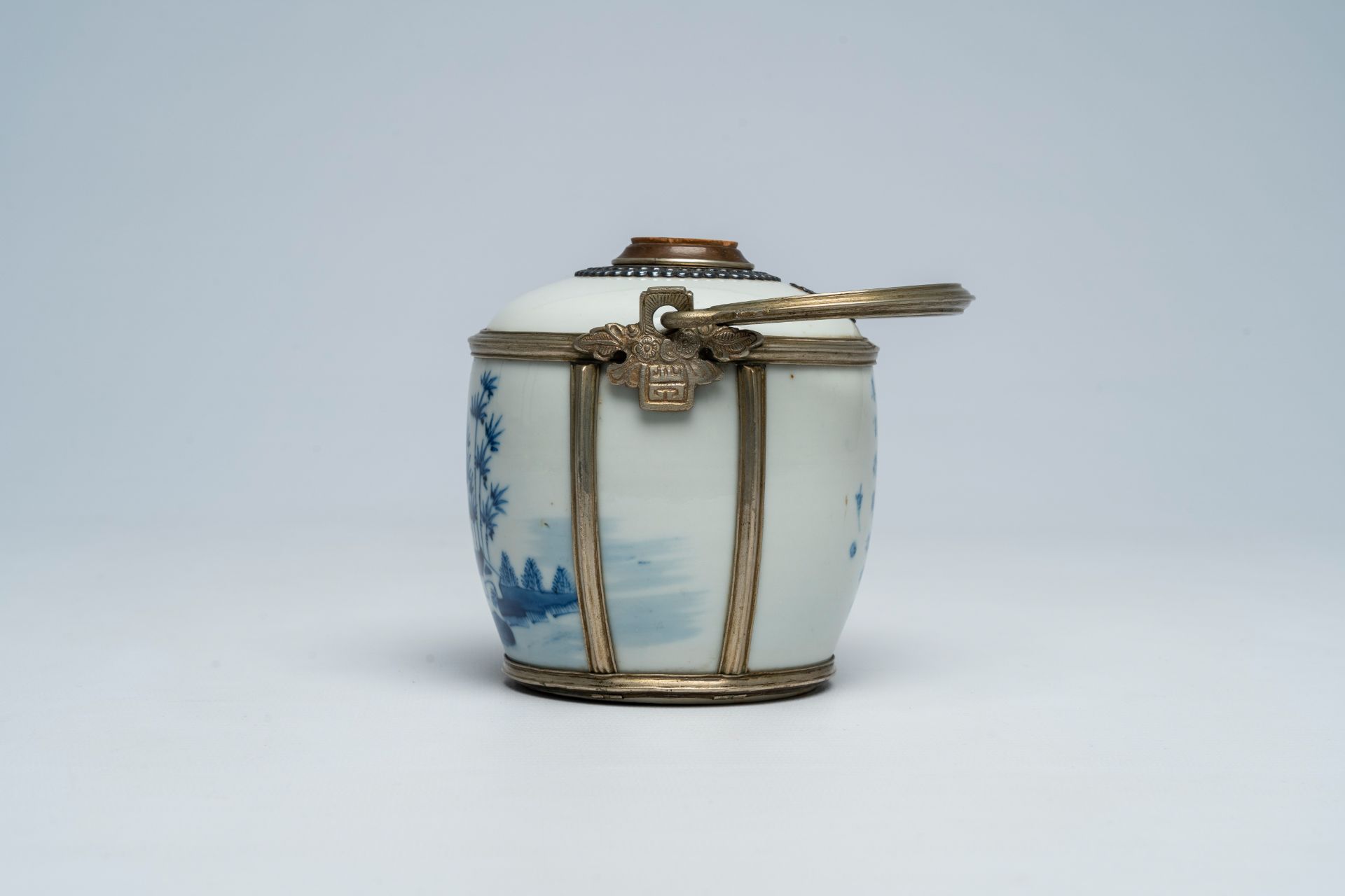 A Chinese blue and white Vietnamese market 'Bleu de Hue' water pipe, 19th C. - Image 3 of 7