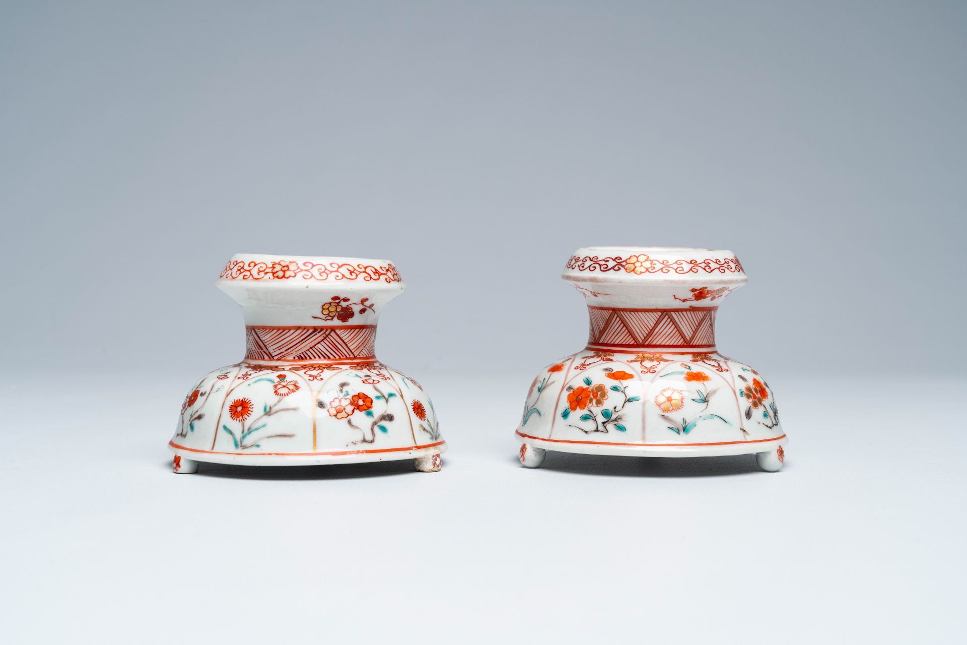 A pair of Japanese Kakiemon style salts with floral design, Edo, 17th/18th C. - Image 6 of 8