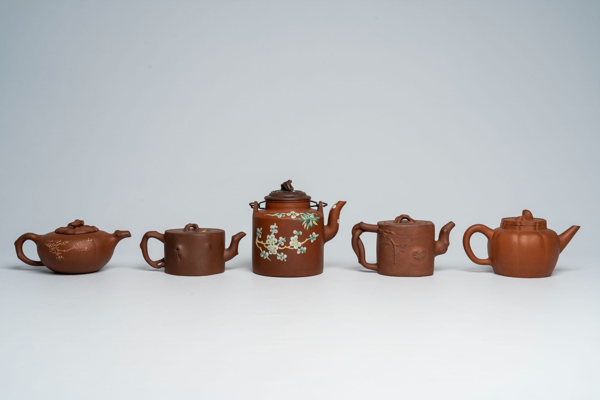 Five Chinese Yixing stoneware teapots and covers with floral and relief design, 19th/20th C. - Bild 2 aus 9