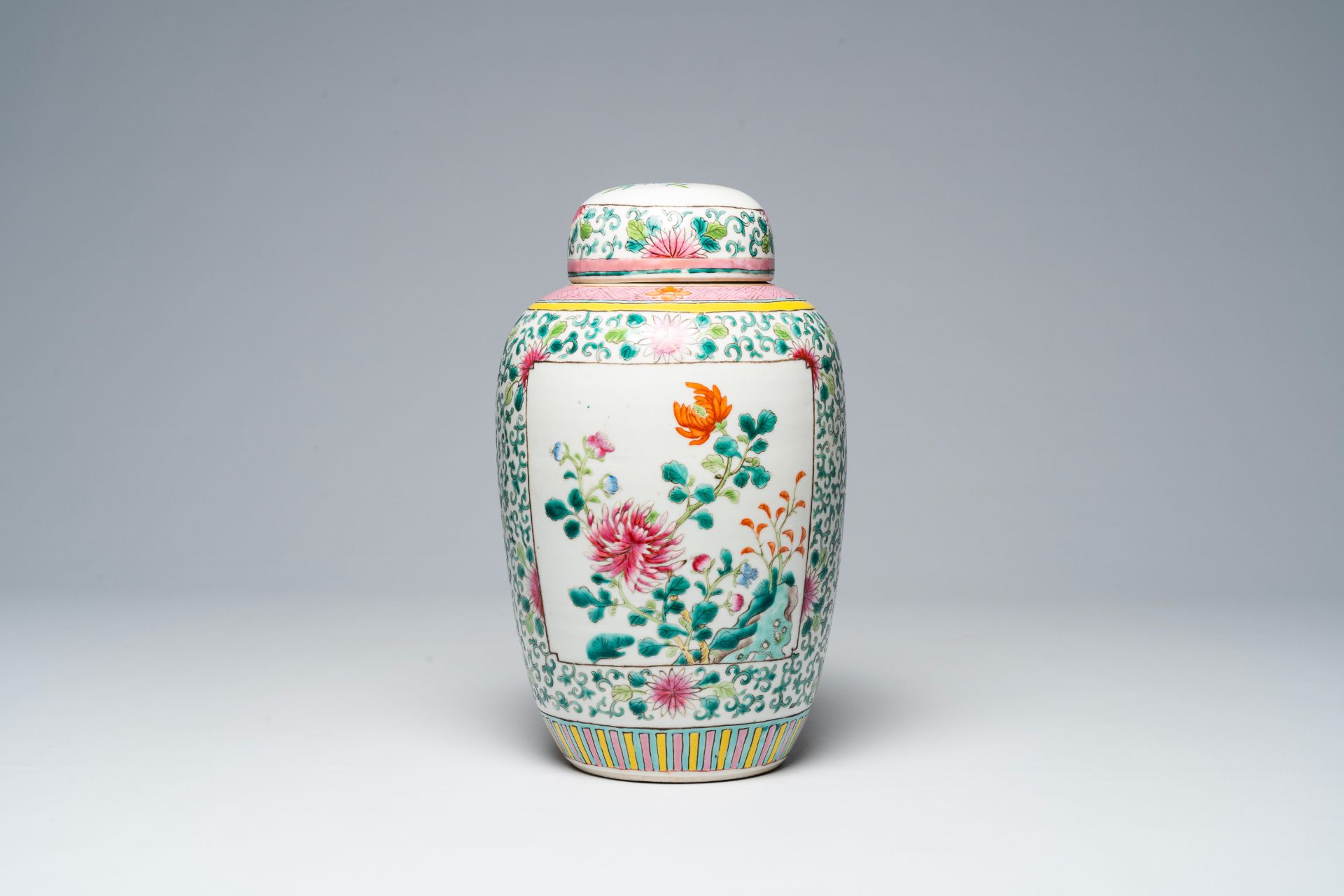 A Chinese famille rose ginger jar and cover with floral design, 19th C. - Image 3 of 5