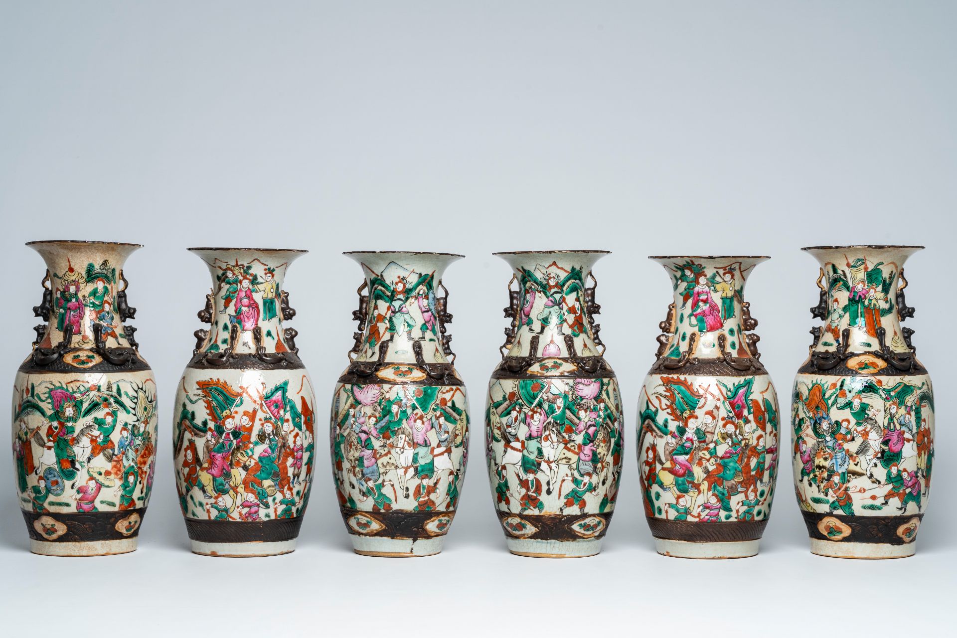 Six Chinese Nanking crackle glazed famille rose 'warrior' vases, 19th/20th C. - Bild 4 aus 7