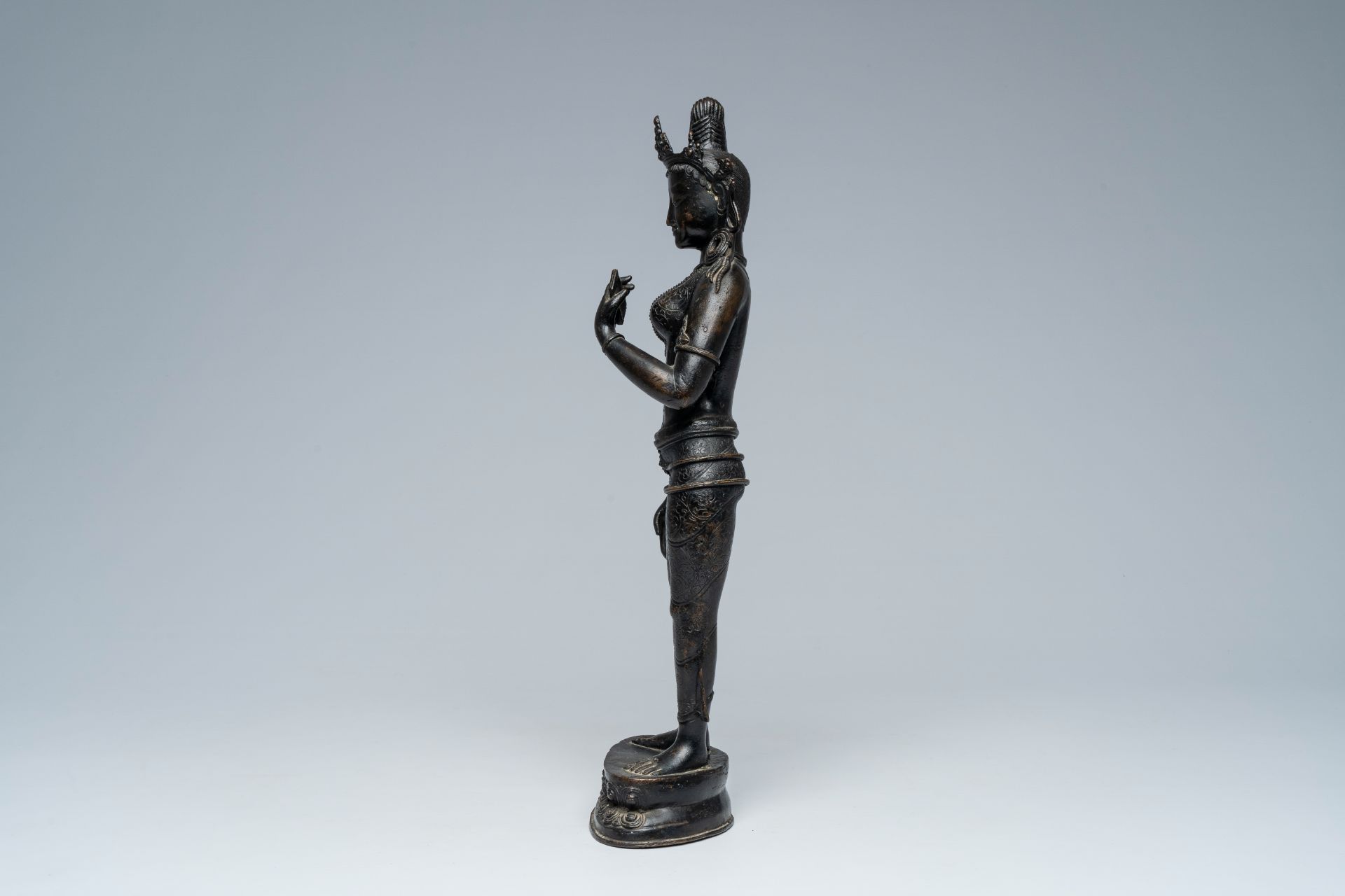 A large Nepalese patinated bronze figure of a standing Tara on a lotus throne, 19th/20th C. - Image 3 of 7