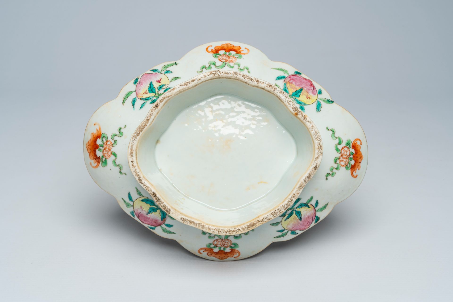 A Chinese famille rose lobed bowl on foot with a landscape with a gate to the Forbidden City, 19th C - Image 2 of 7
