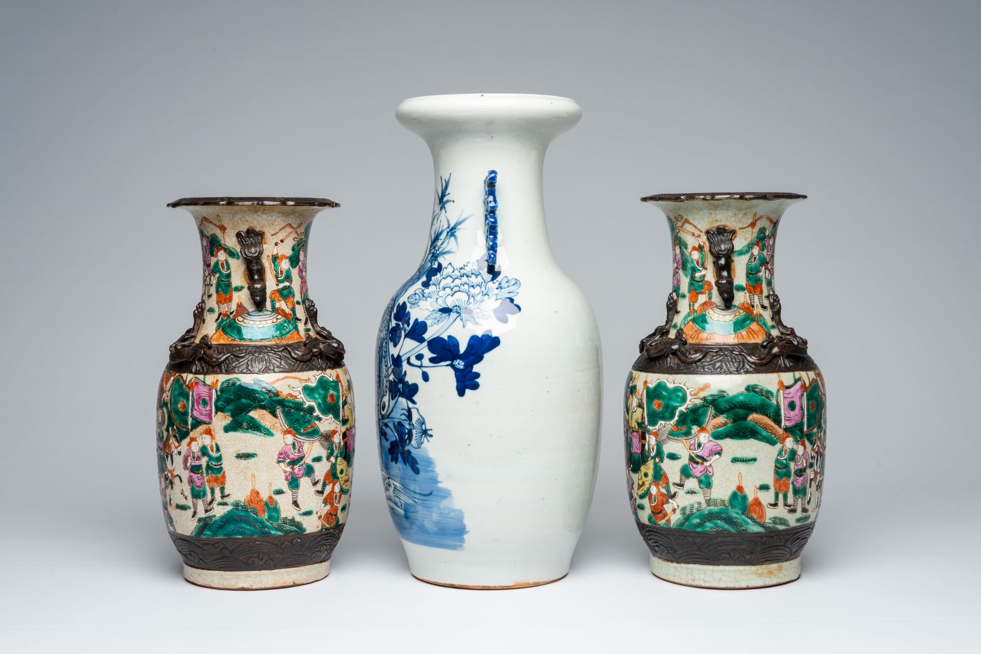 A pair of Chinese Nanking crackle glazed famille rose 'warrior' vases and a blue and white 'phoenix' - Bild 3 aus 7