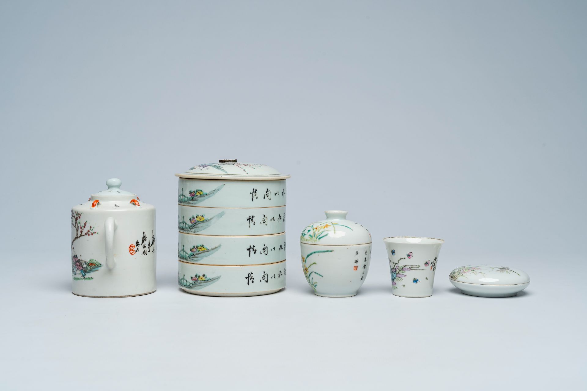 A varied collection of Chinese qianjiang cai porcelain, 19th/20th C. - Image 5 of 11