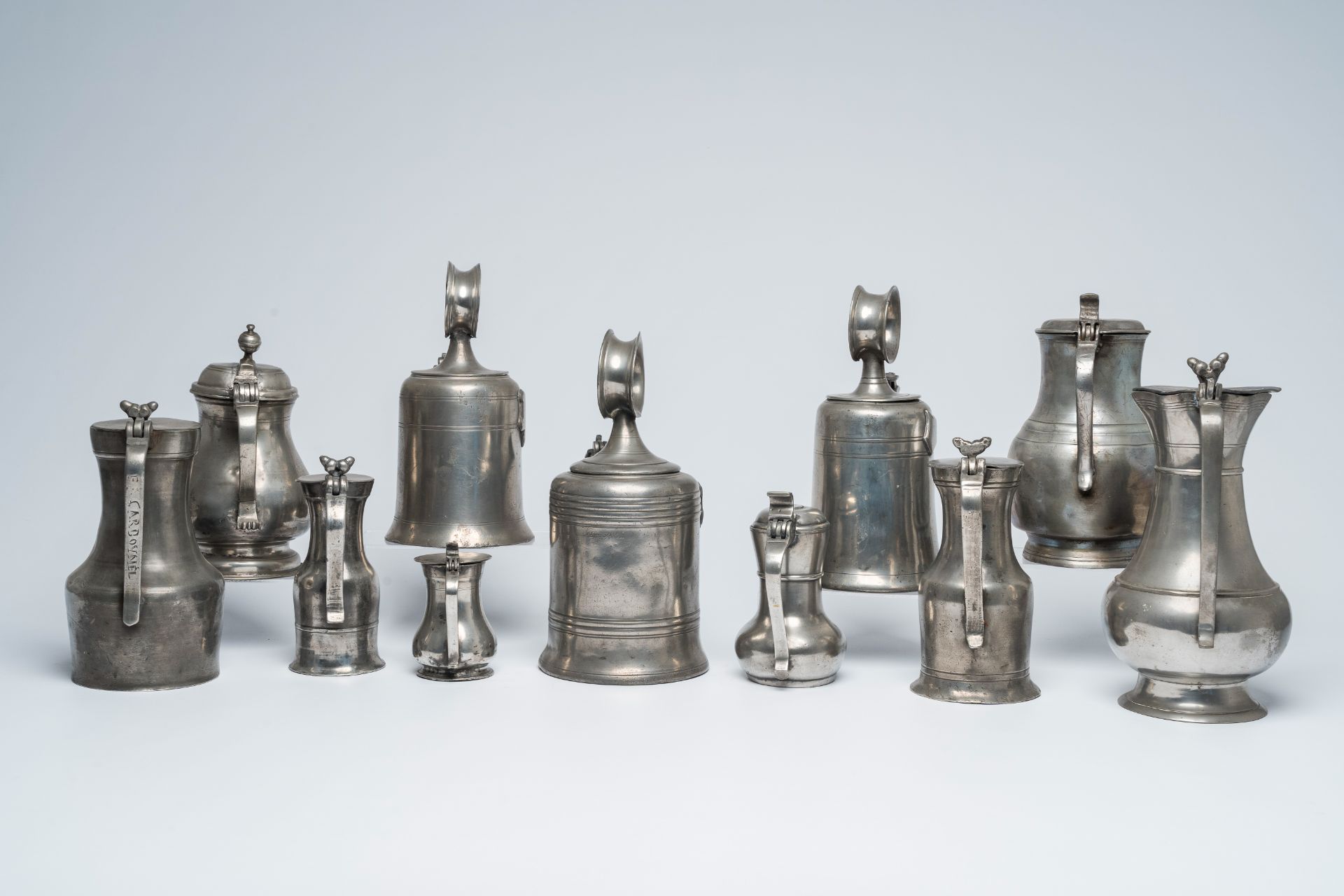 A varied collection of pewter jugs and flagons, a.o. acorn jugs and Swiss Glocken flagons, various o - Image 4 of 12