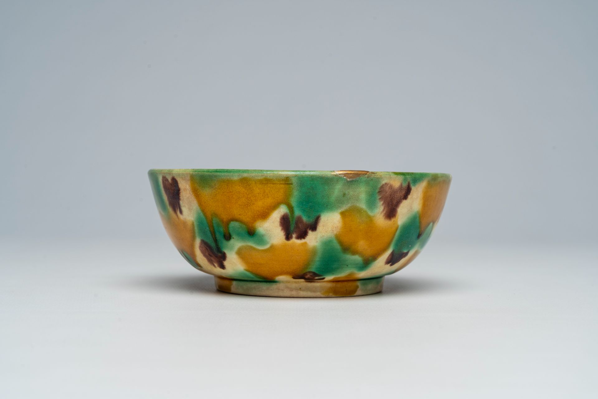 A Chinese sancai glazed bowl, 19th/20th C. - Image 4 of 7