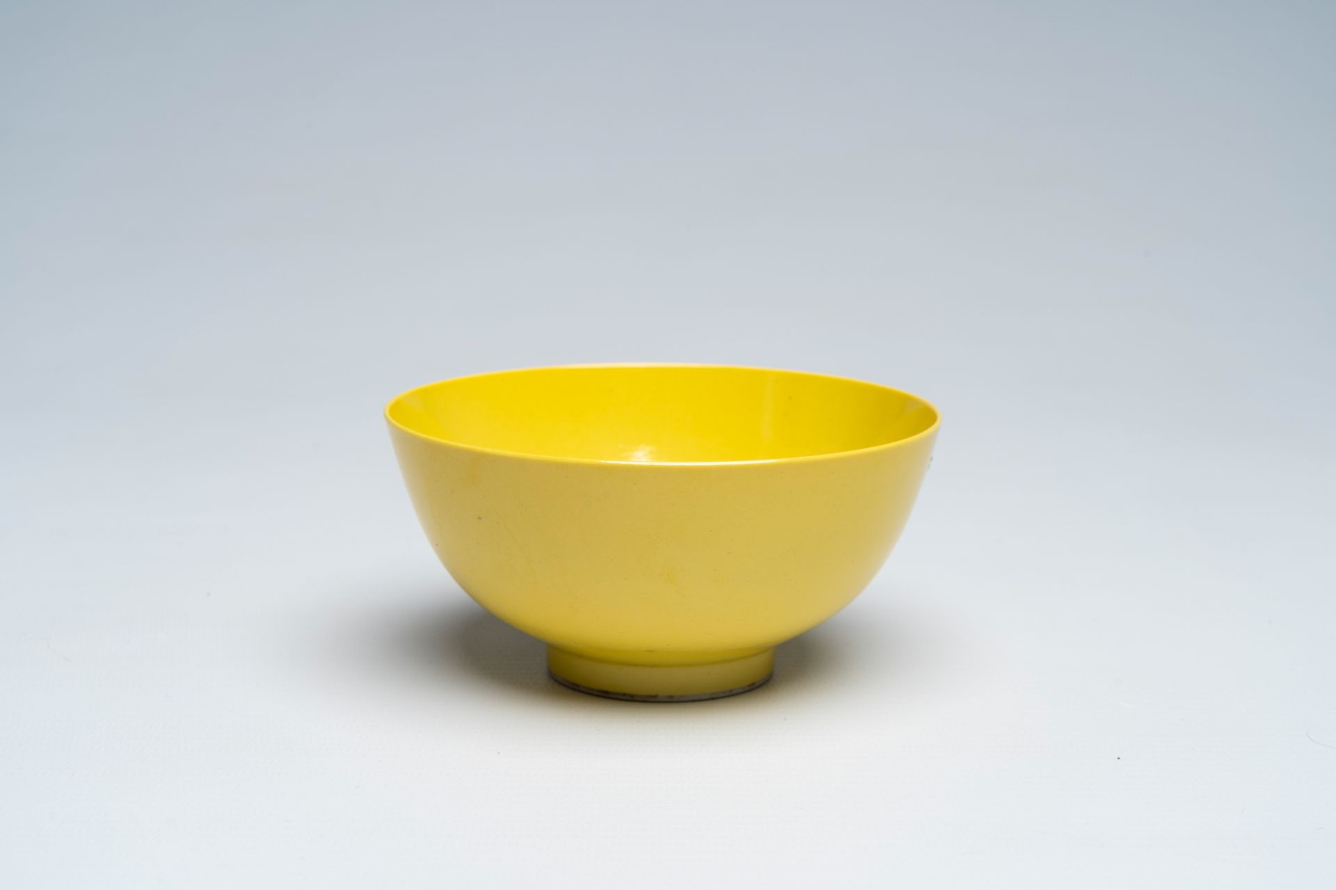 A Chinese monochrome yellow bowl, Qianlong mark, 19th/20th C.