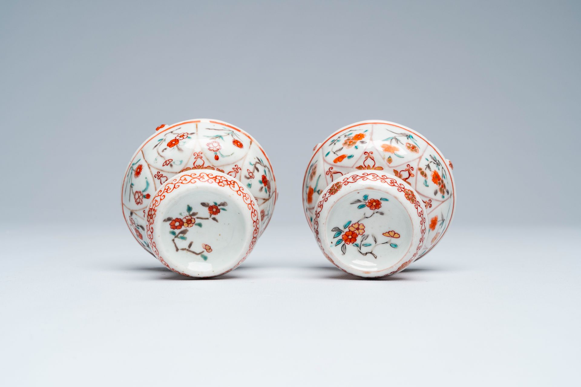 A pair of Japanese Kakiemon style salts with floral design, Edo, 17th/18th C. - Image 7 of 8