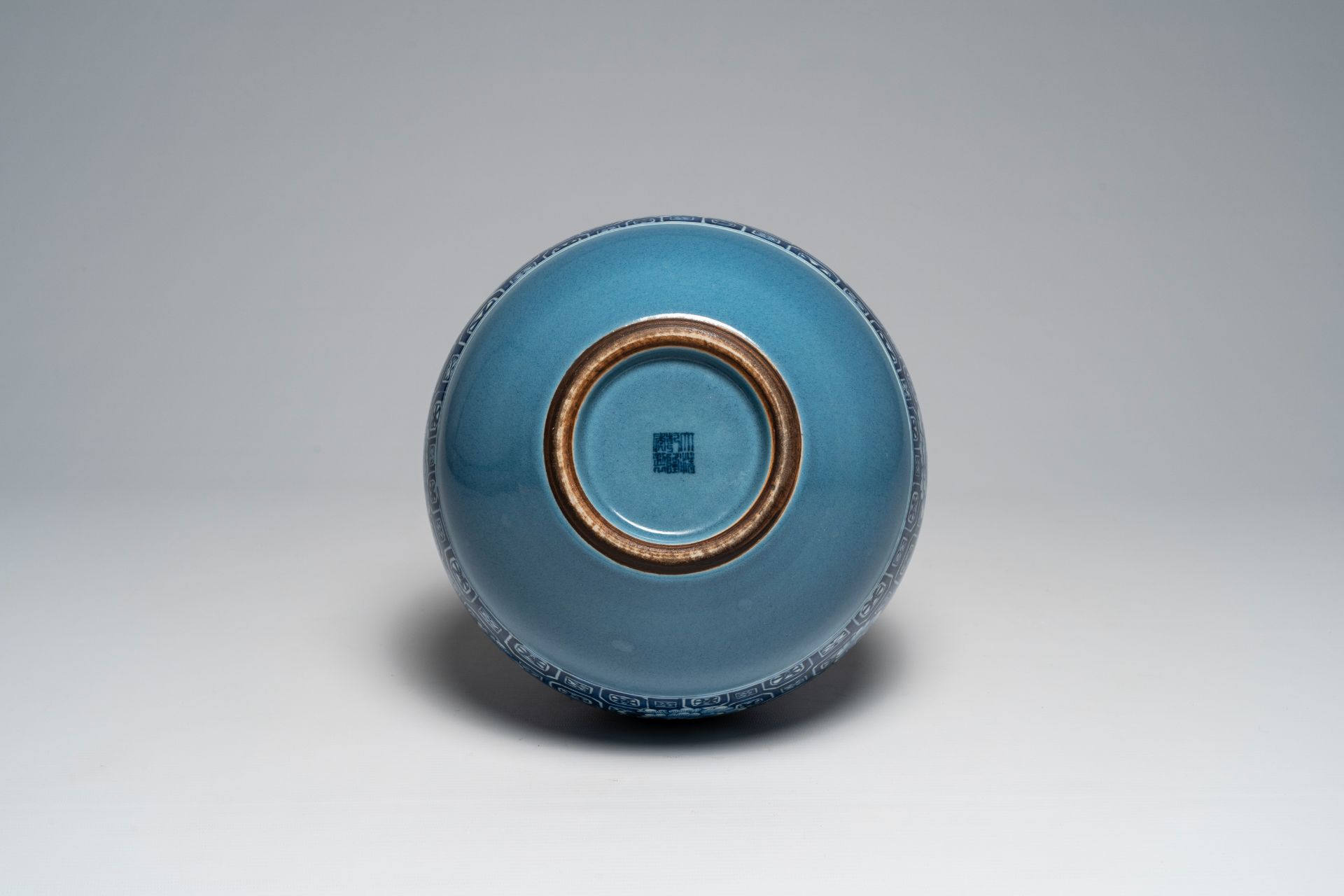 A Chinese lavender blue ground blue and white 'tianqiu ping' vase, Qianlong mark, 19th/20th C. - Image 6 of 6