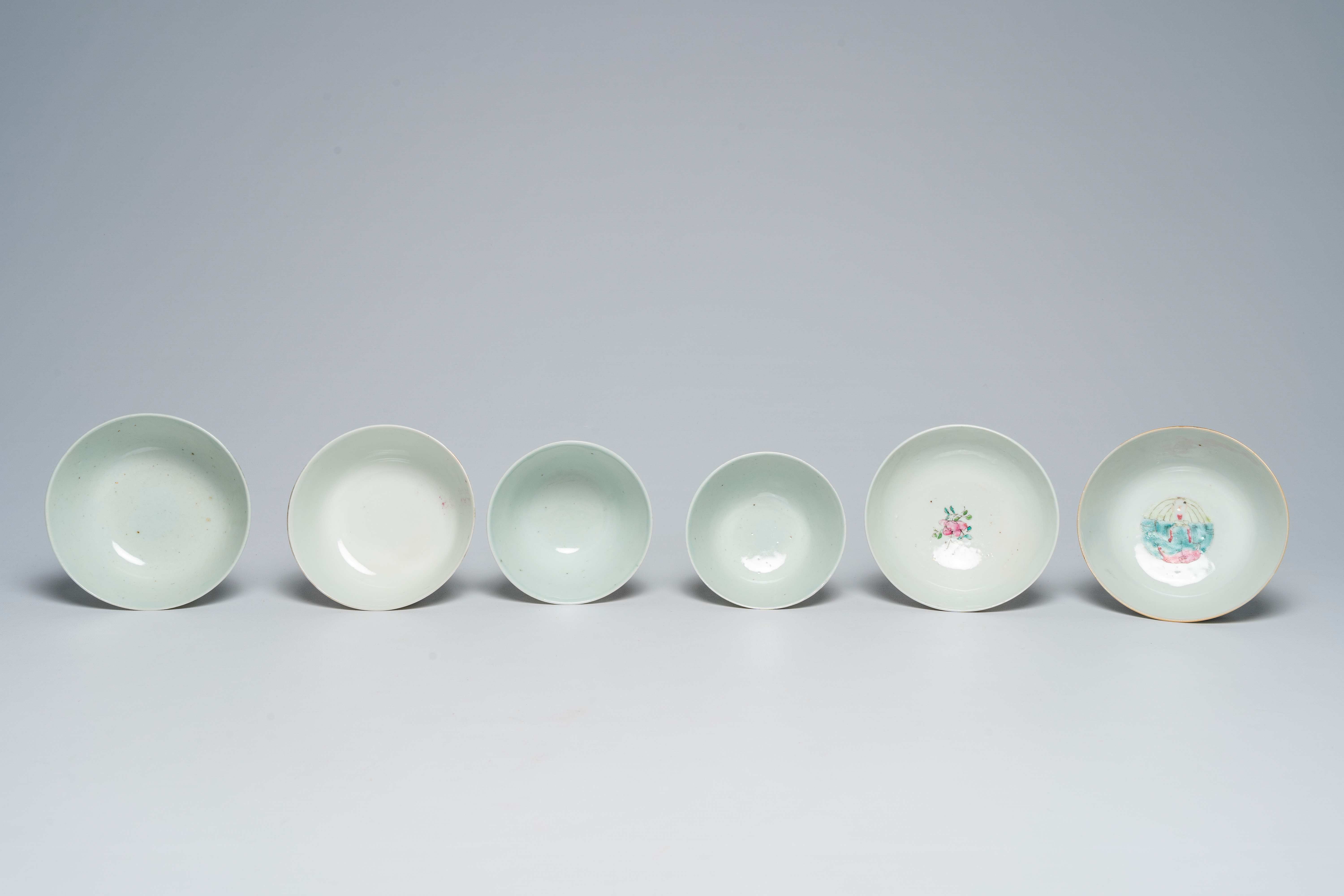 A varied collection of Chinese famille rose bowls, 19th/20th C. - Bild 6 aus 13