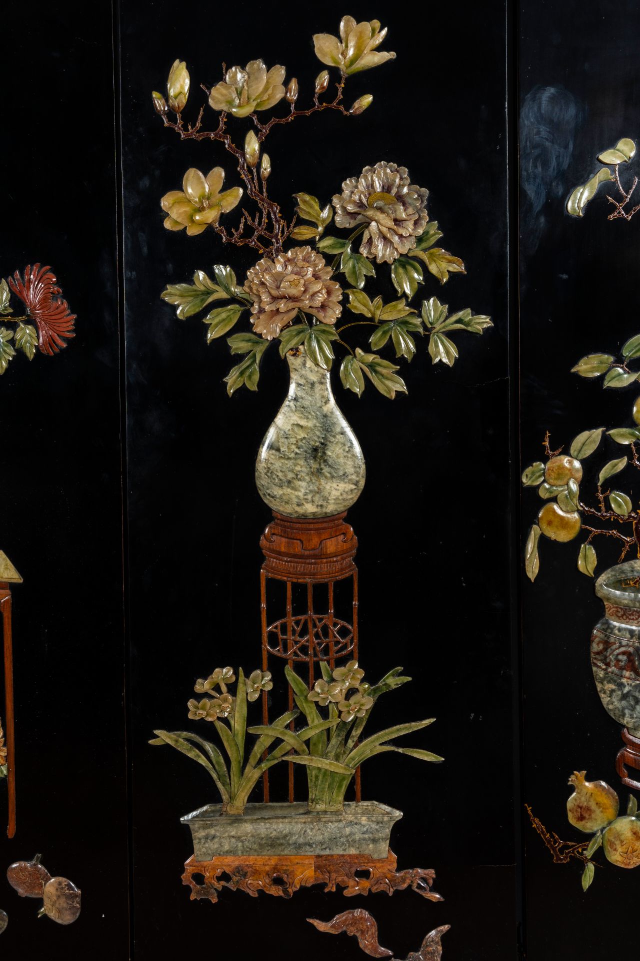 A Chinese four-panel room divider in precious stone-embellished lacquered wood, 20th C. - Image 6 of 9