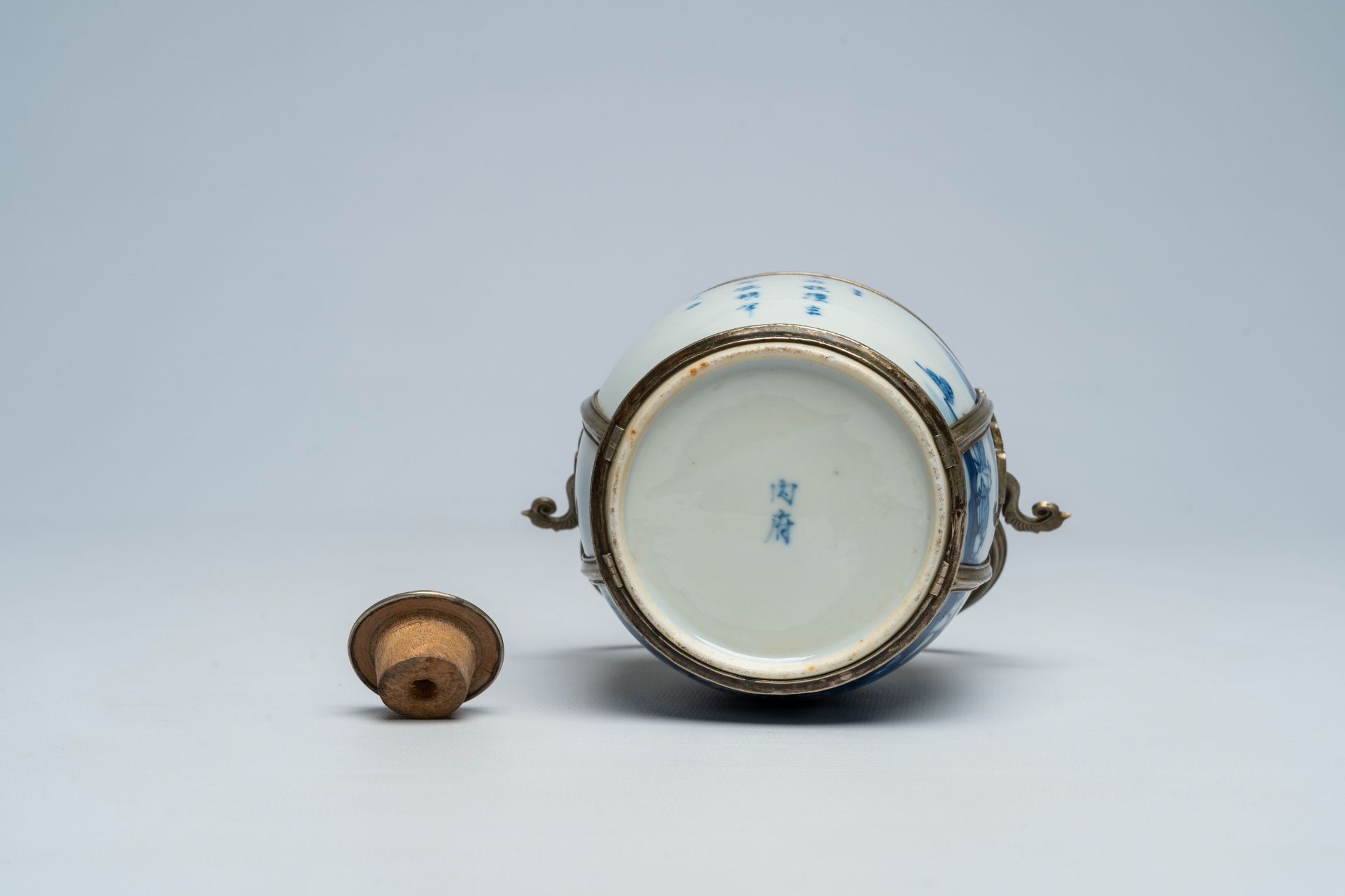 A Chinese blue and white Vietnamese market 'Bleu de Hue' water pipe, 19th C. - Image 7 of 7