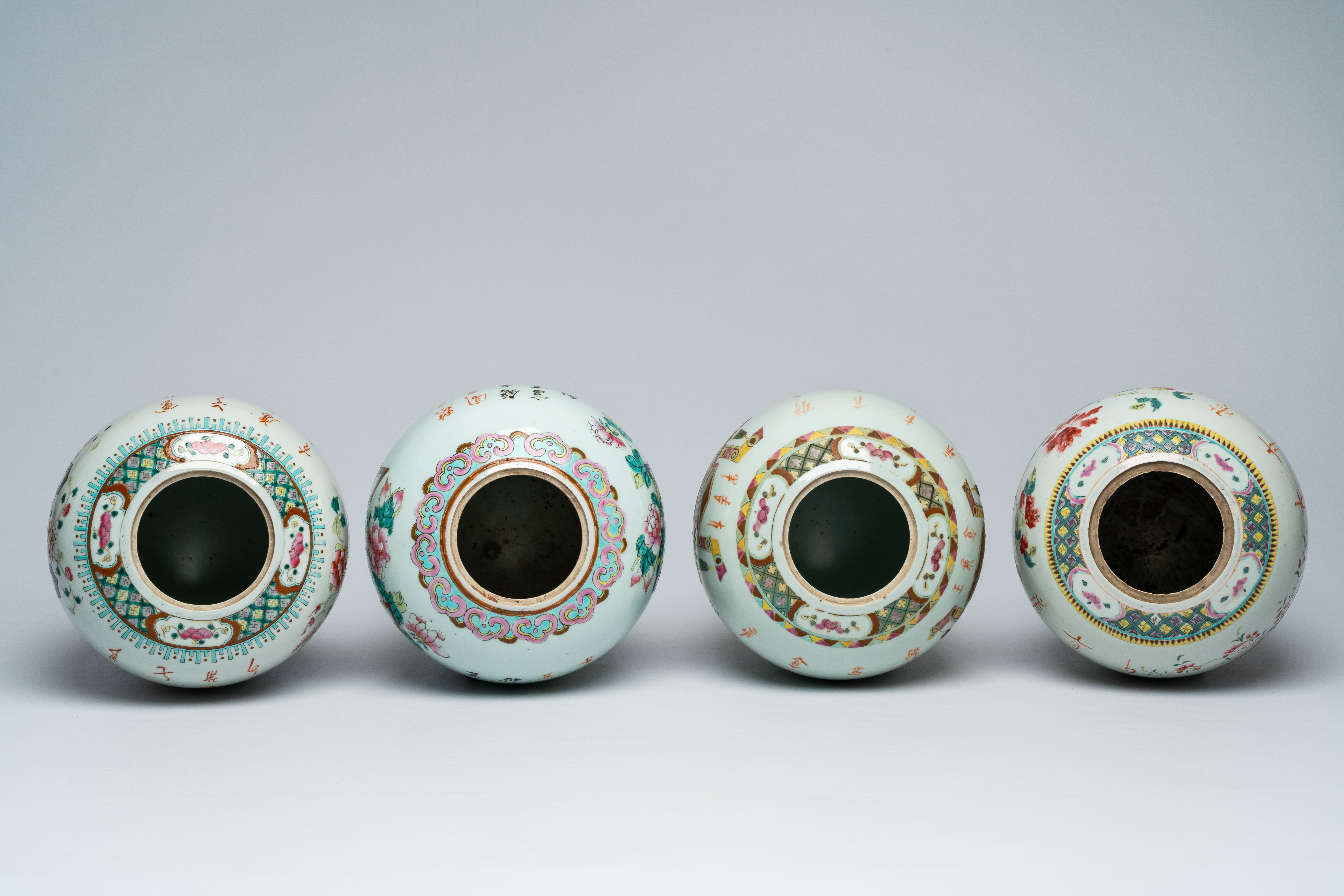 Four Chinese famille rose ginger jars and covers with flower baskets and antiquities, 19th/20th C. - Bild 5 aus 8