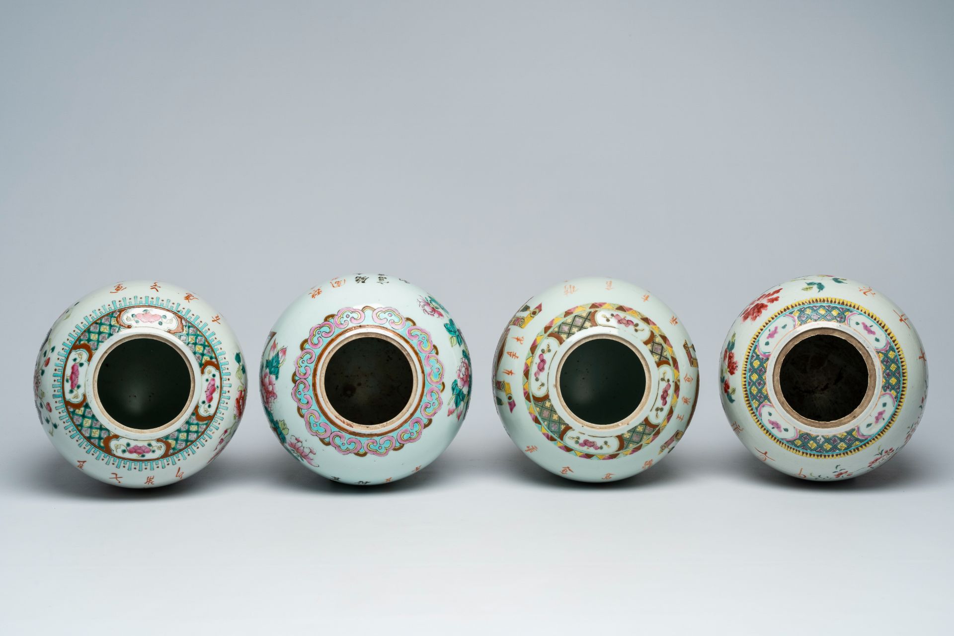 Four Chinese famille rose ginger jars and covers with flower baskets and antiquities, 19th/20th C. - Image 5 of 8