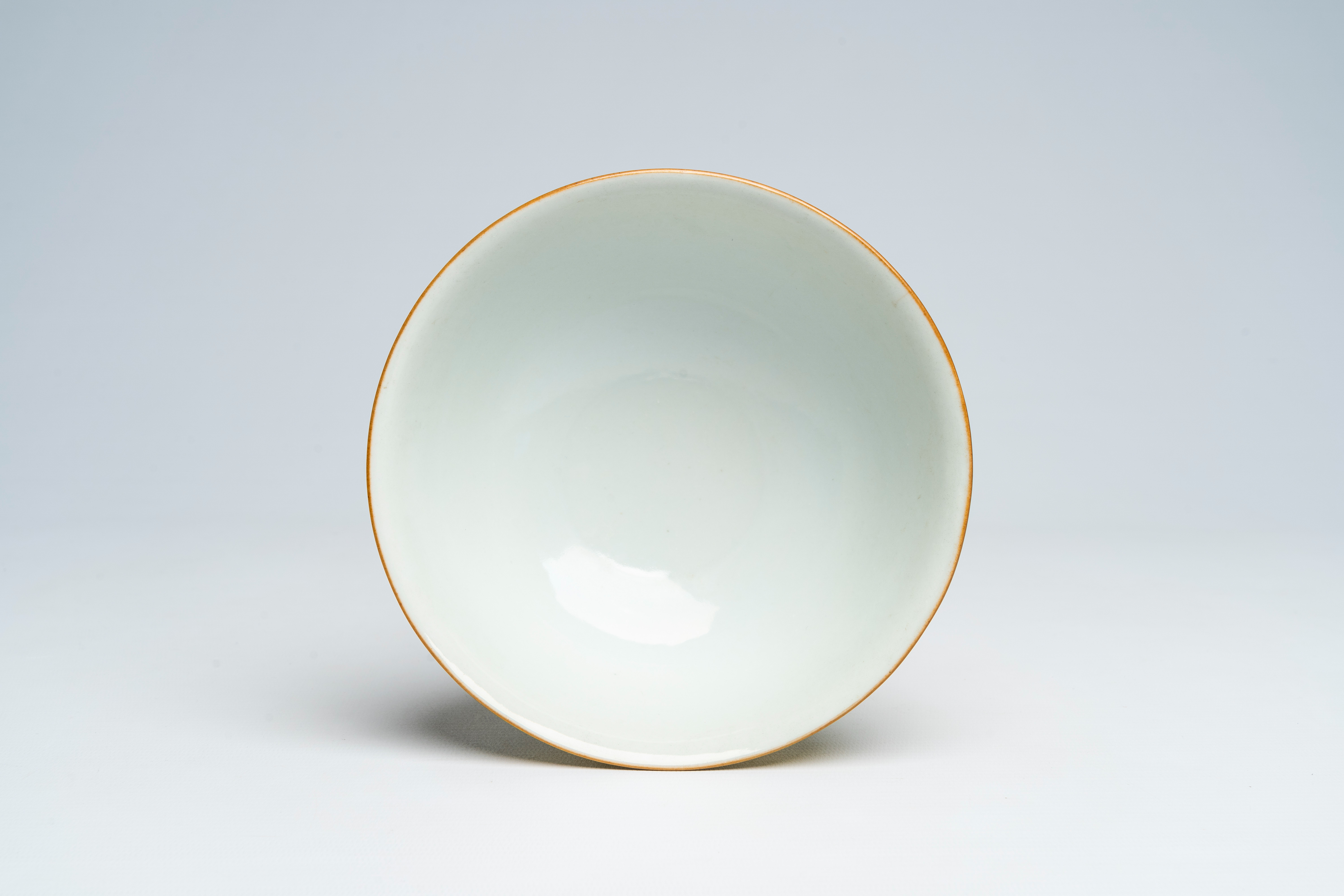 A Chinesefamille rose yellow-ground sgraffito bowl, Qianlong mark, 18th/19th C. - Bild 5 aus 7