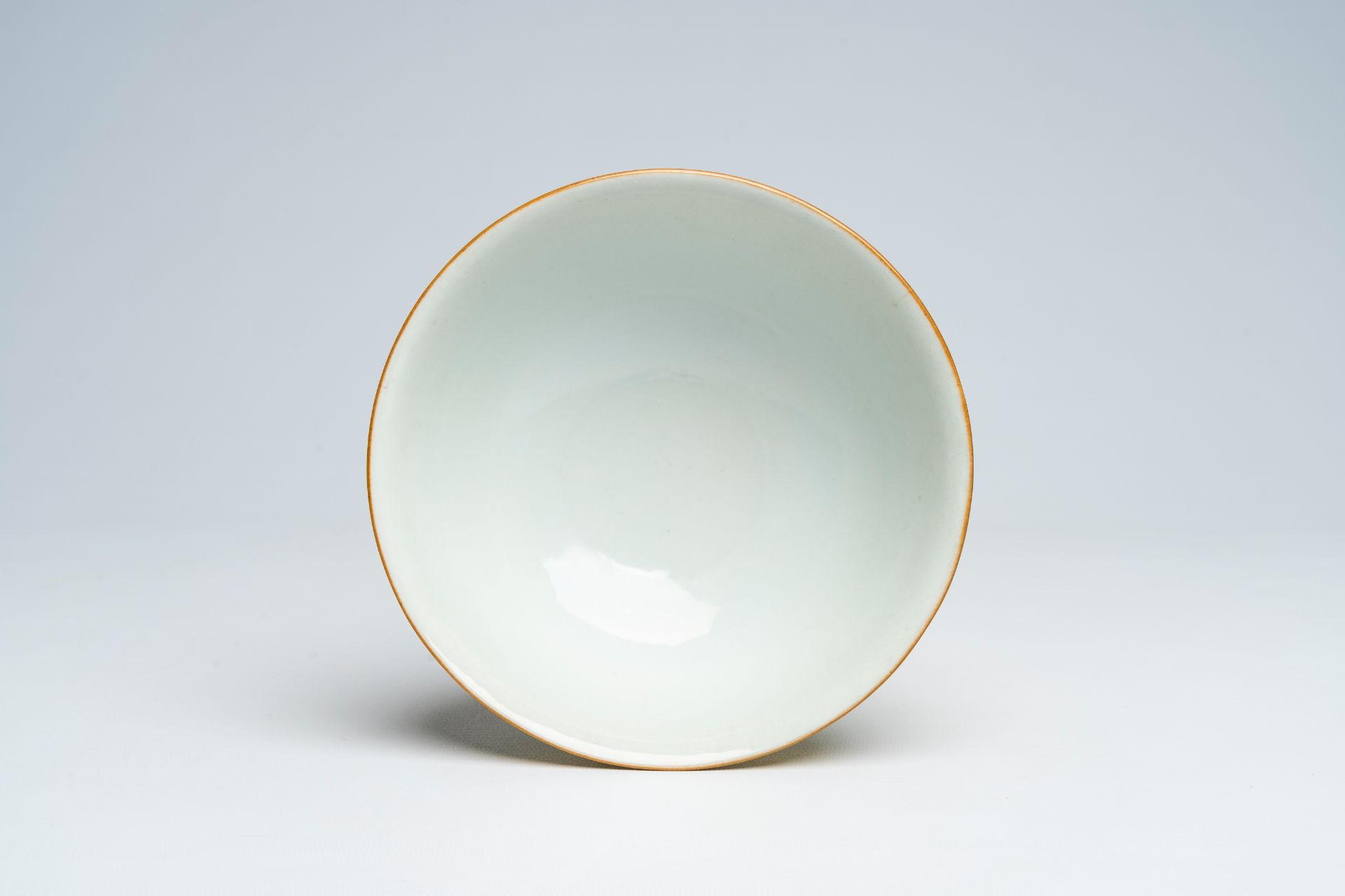 A Chinesefamille rose yellow-ground sgraffito bowl, Qianlong mark, 18th/19th C. - Image 5 of 7