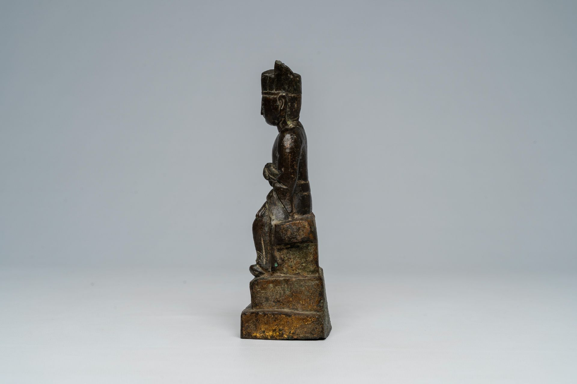A Chinese bronze figure of a dignitary, Ming - Image 3 of 7