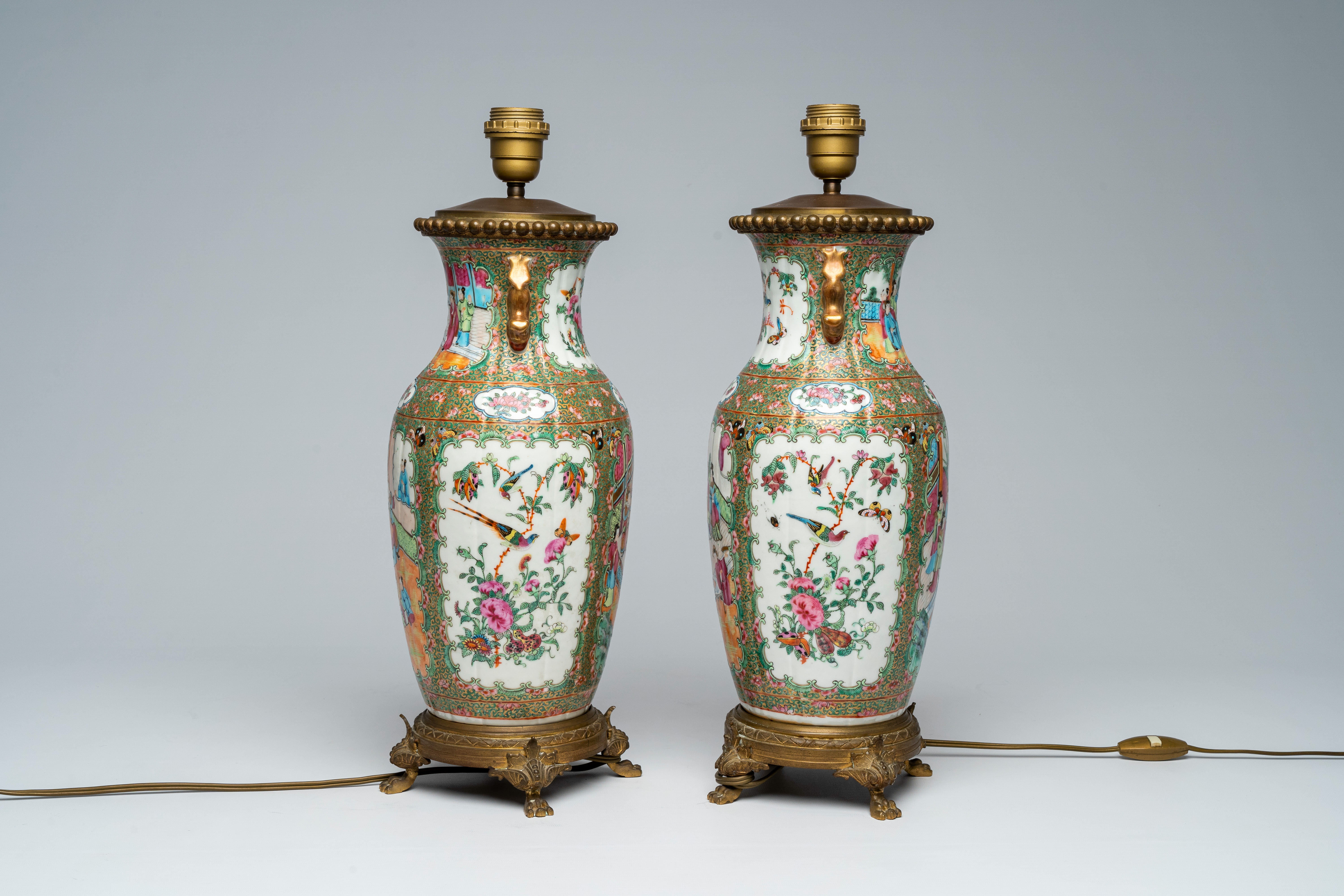 A pair of Chinese Canton famille rose vases with palace scenes mounted as lamps, 19th C. - Bild 5 aus 7