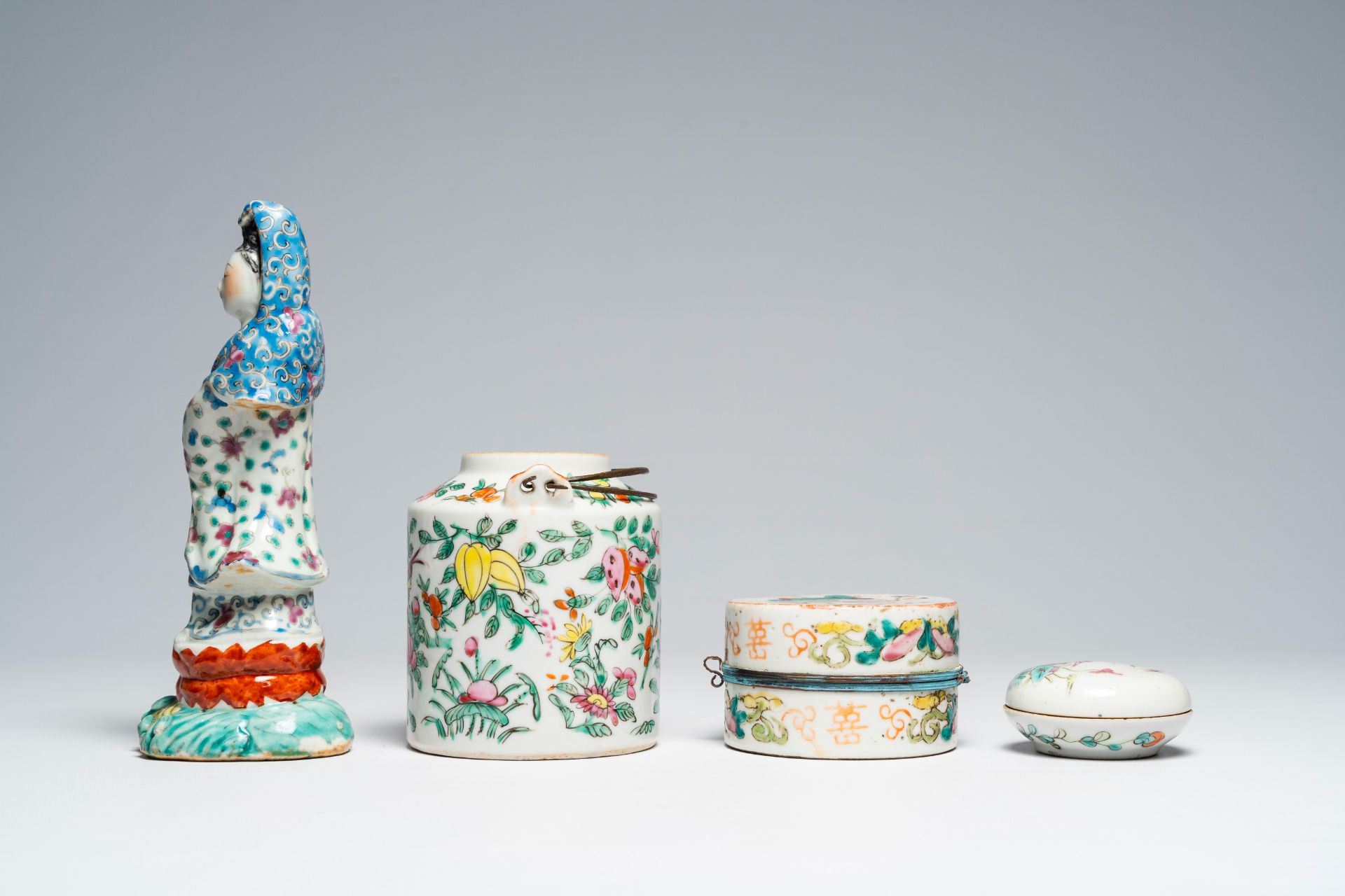 A varied collection of Chinese famille rose porcelain, 19th/20th C. - Image 5 of 10