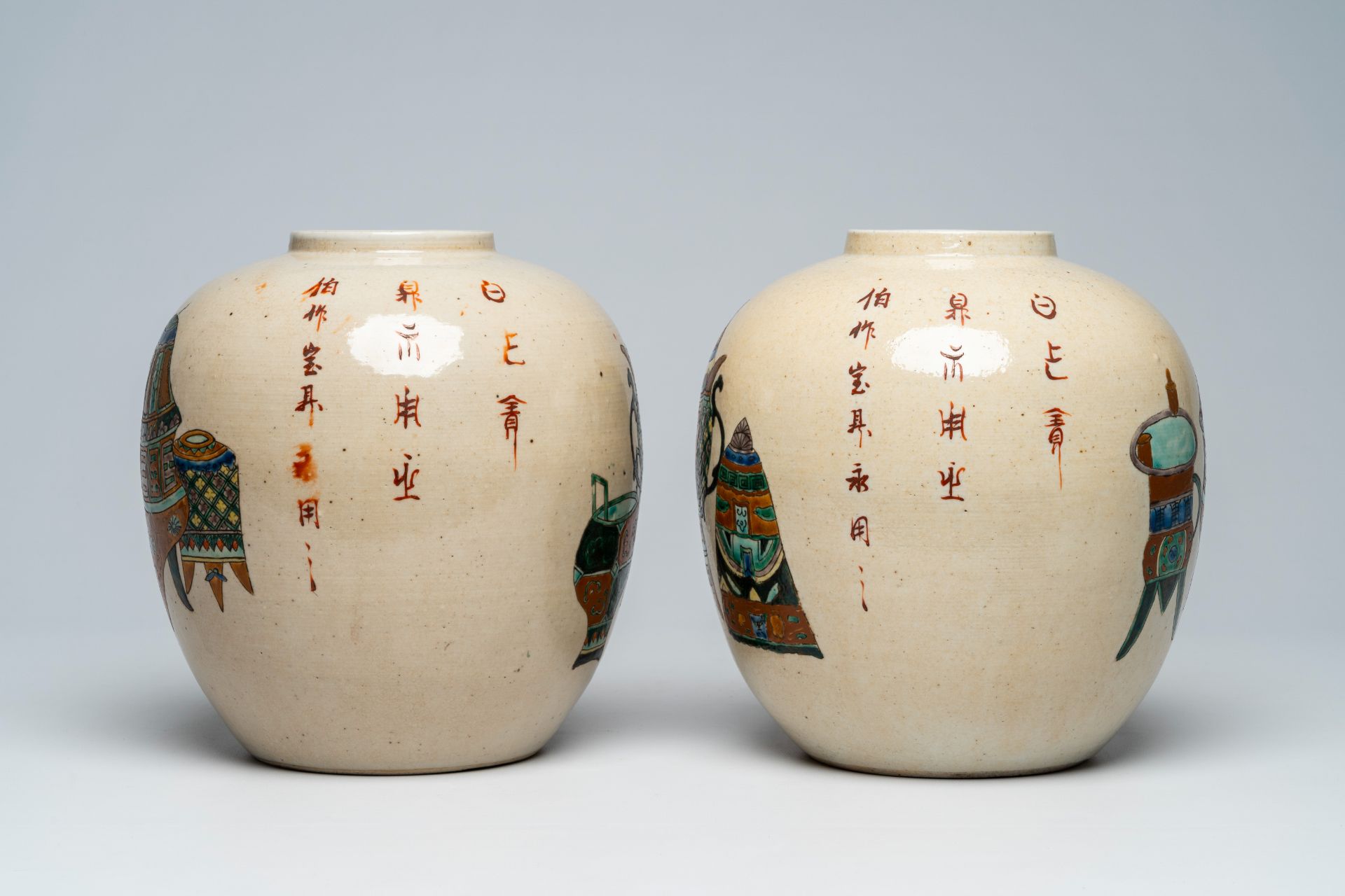 A pair of Chinese Nanking crackle glazed famille verte ginger jars with antiquities design, 19th C. - Image 2 of 6