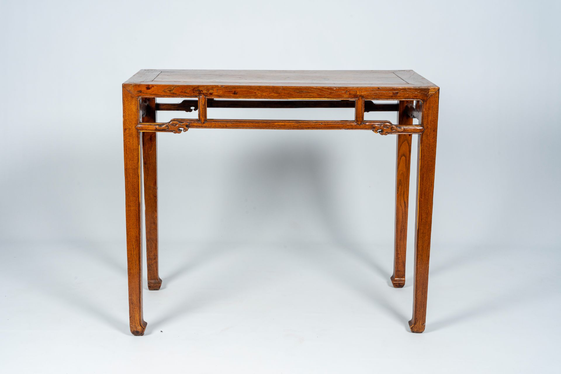 A Chinese wood side table with stylized dragon heads, 19th/20th C. - Image 2 of 8