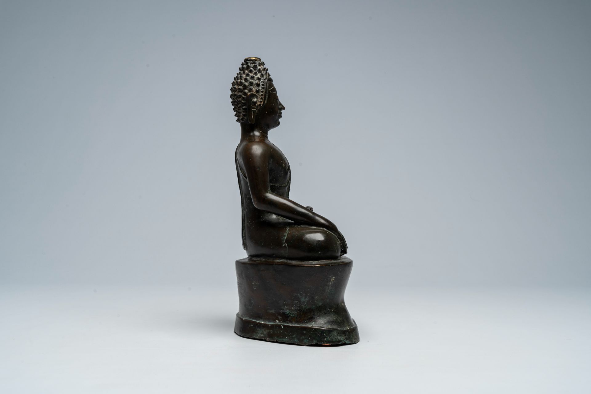 A Thai patinated bronze figure of a seated Buddha, possibly 16th C. - Image 5 of 7