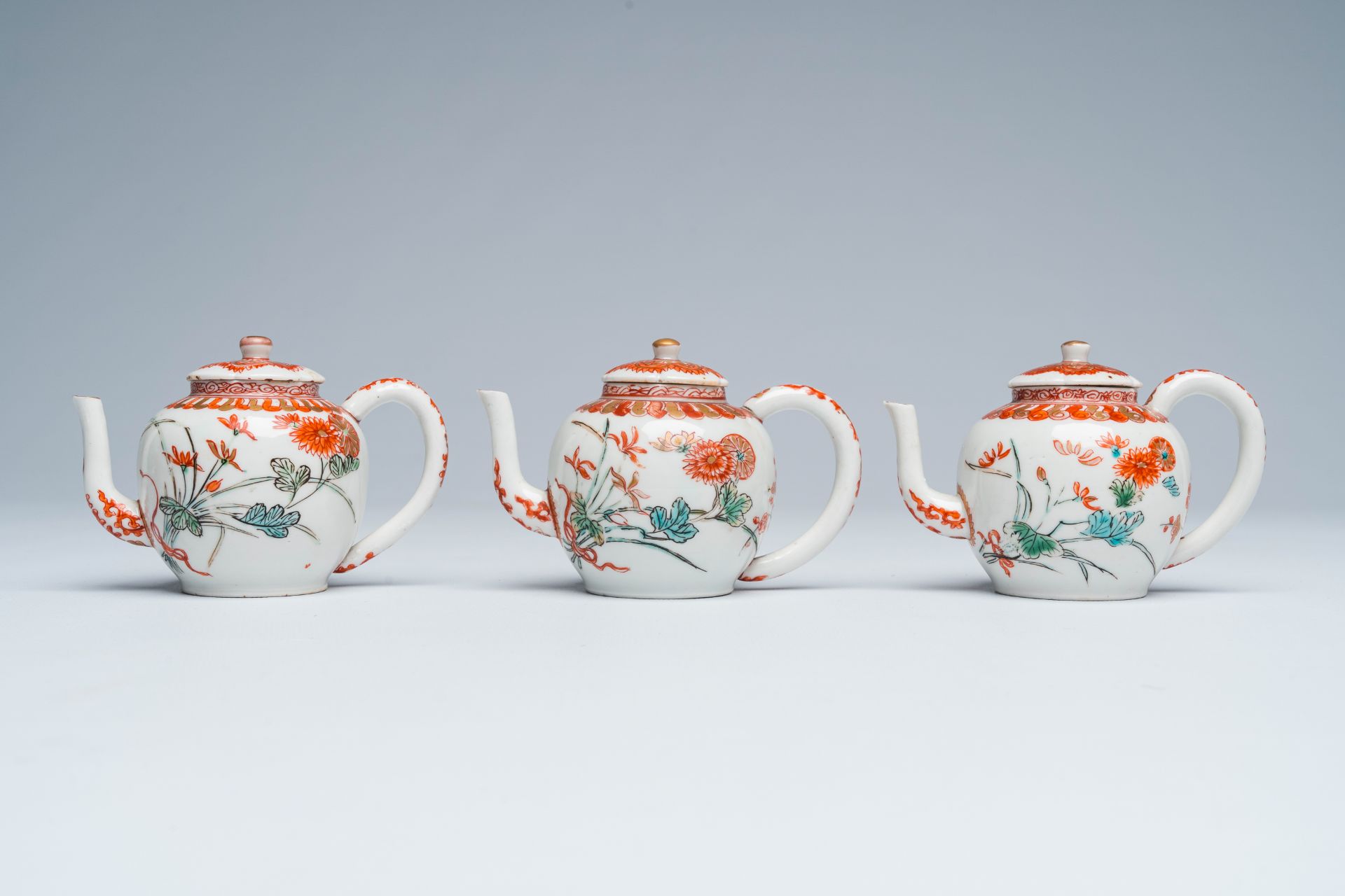 Three Japanese Kakiemon style teapots and covers with floral design, Edo, late 17th C. - Image 4 of 7