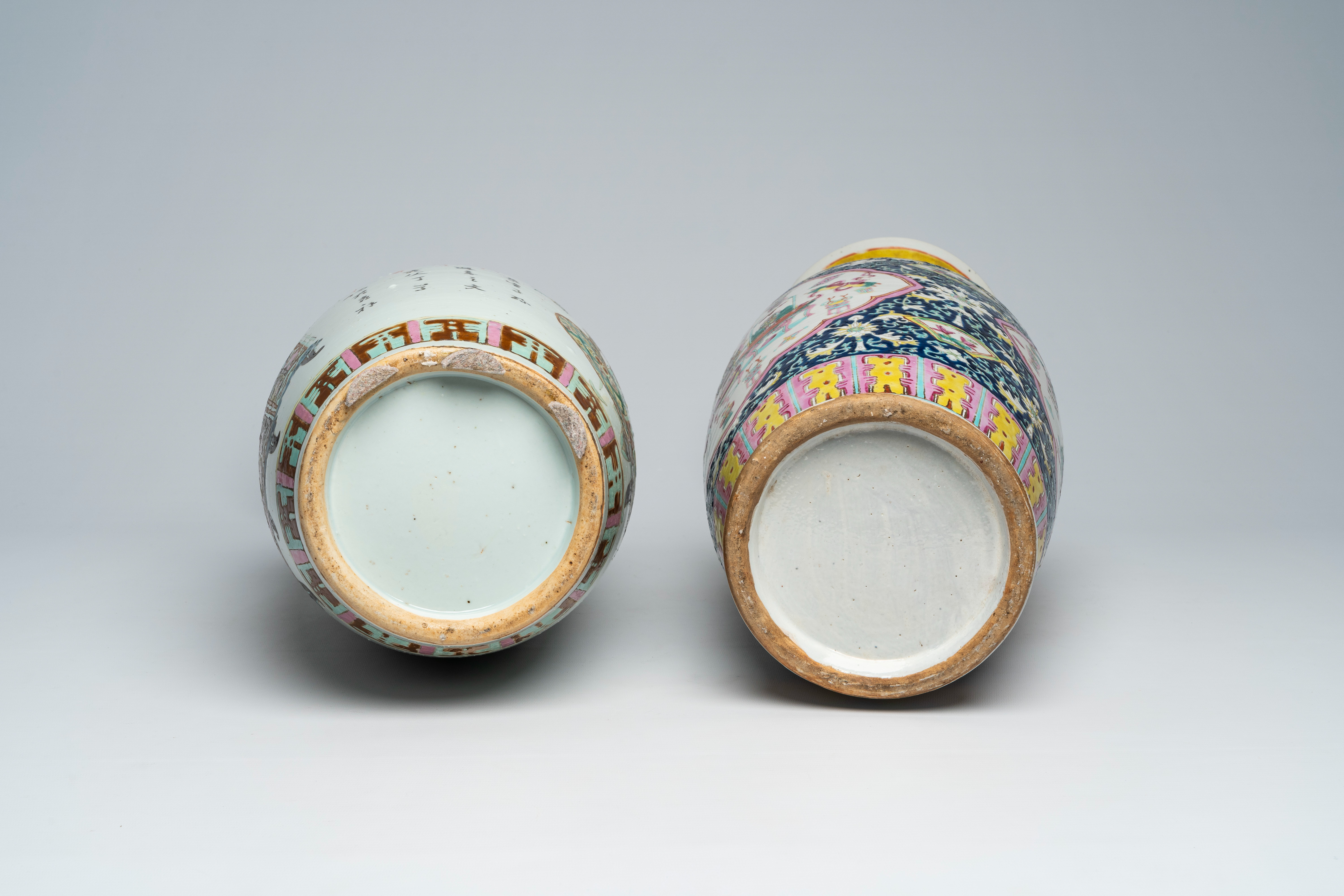 Two Chinese famille rose vases with flower baskets and antiquities design, 19th C. - Bild 6 aus 6