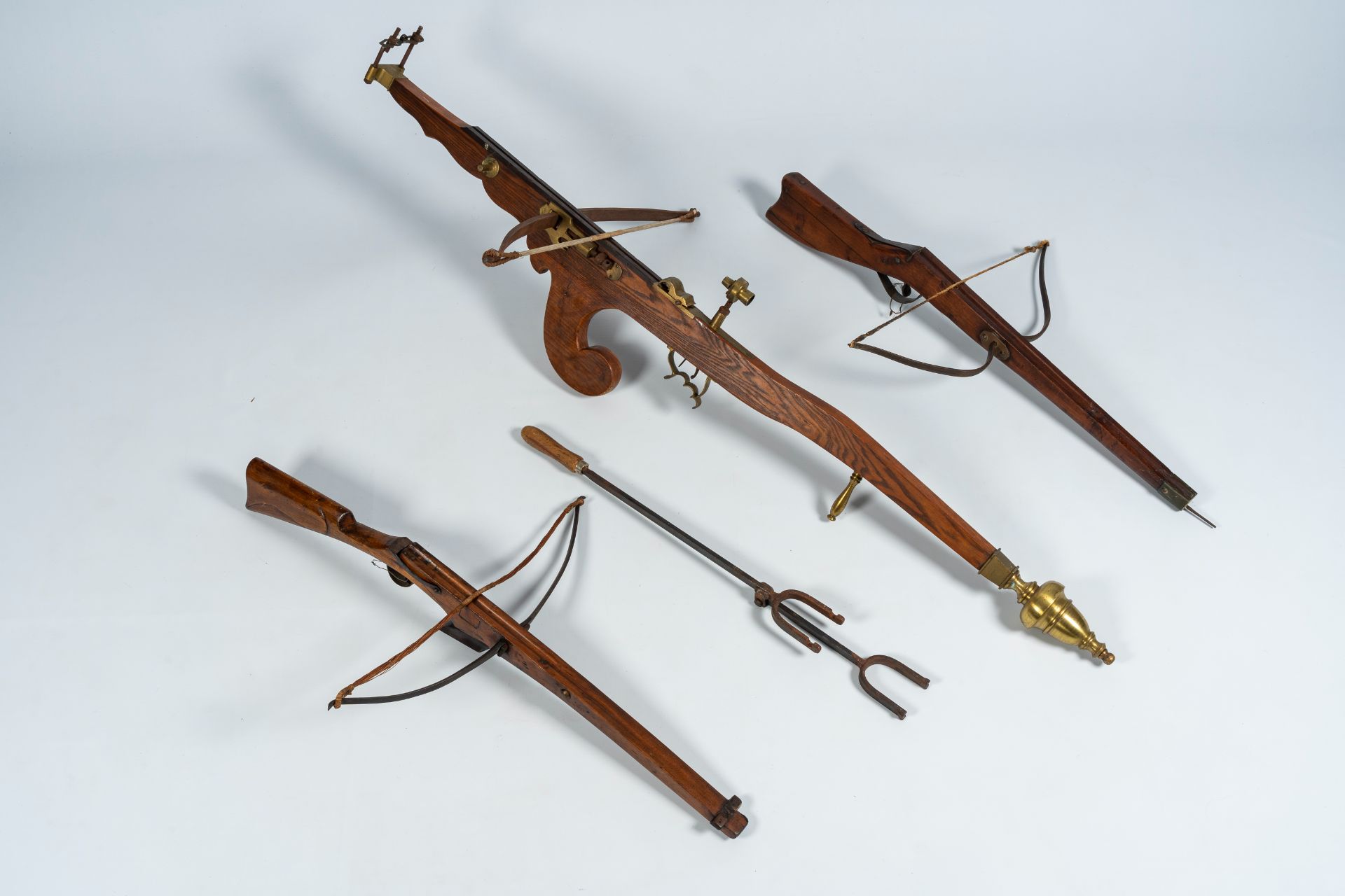 Three crossbows in the medieval manner and a bow tensioner, 19th/20th C. - Image 2 of 11