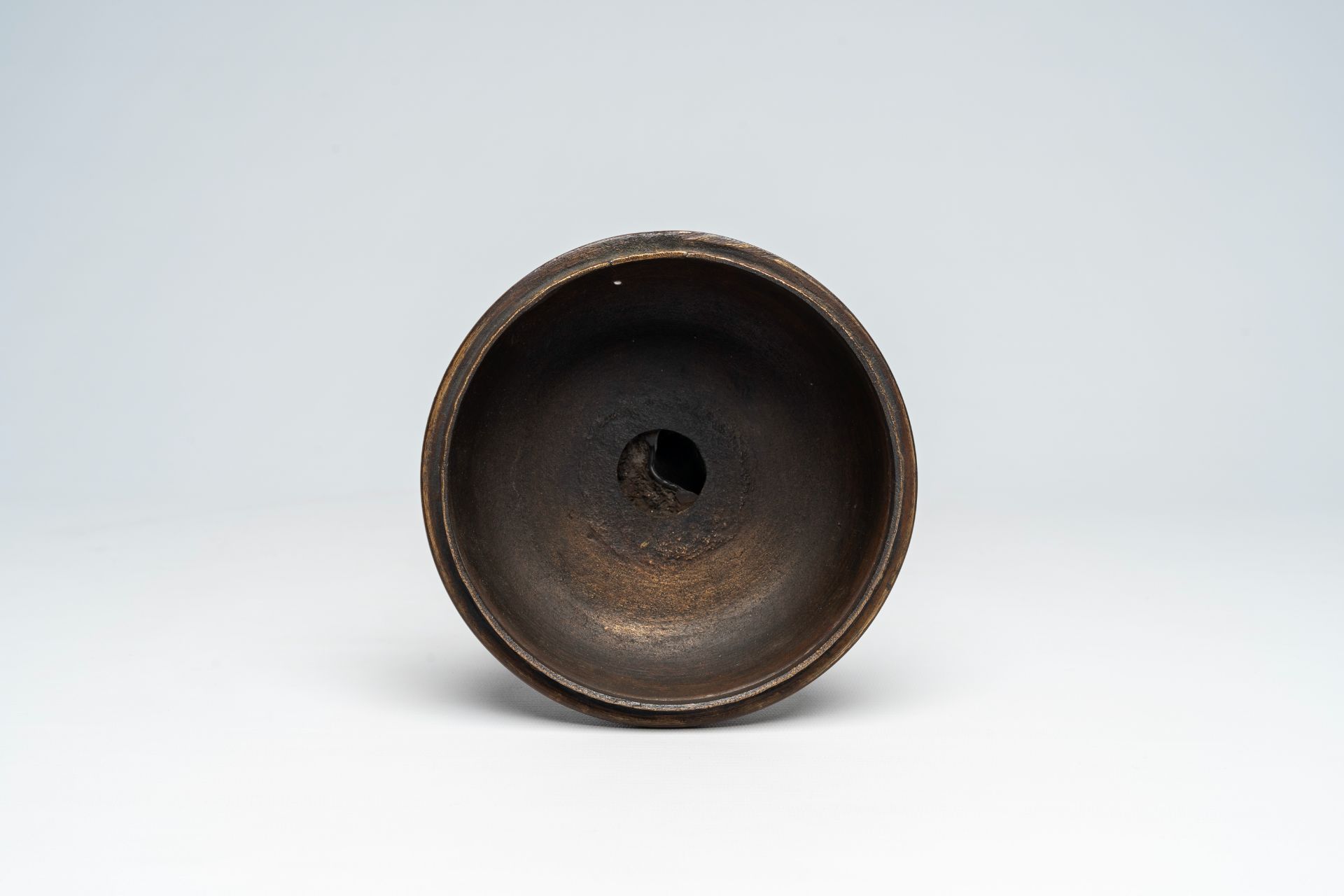Four Japanese bronze and champlevÃ© vases and a champlevÃ© 'warriors' incense burner, Meiji, 19th/20 - Image 9 of 9