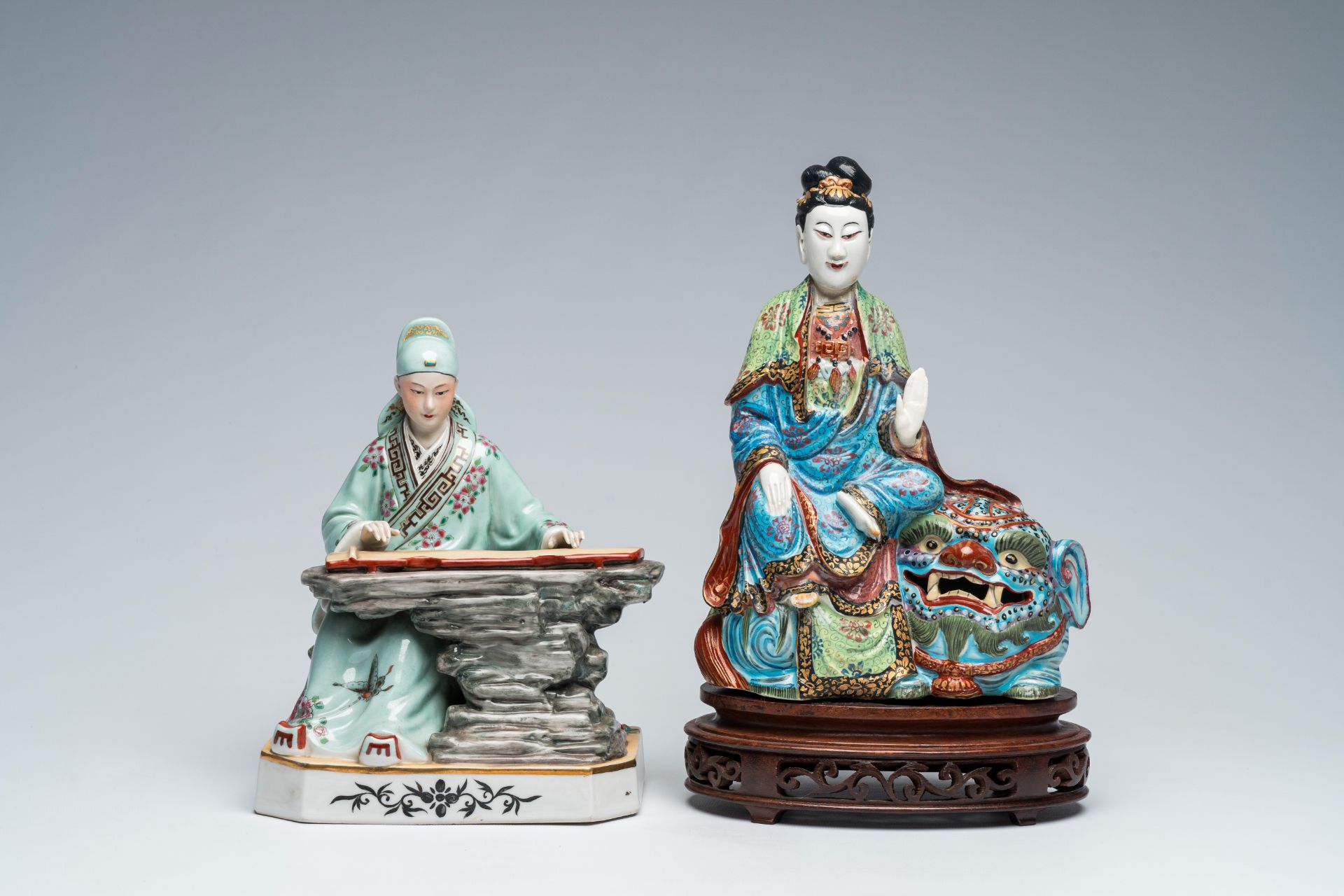 Two Chinese famille rose figures of a guqin player and a Guanyin on a Bouddhist lion, 19th/20th C. - Image 2 of 6