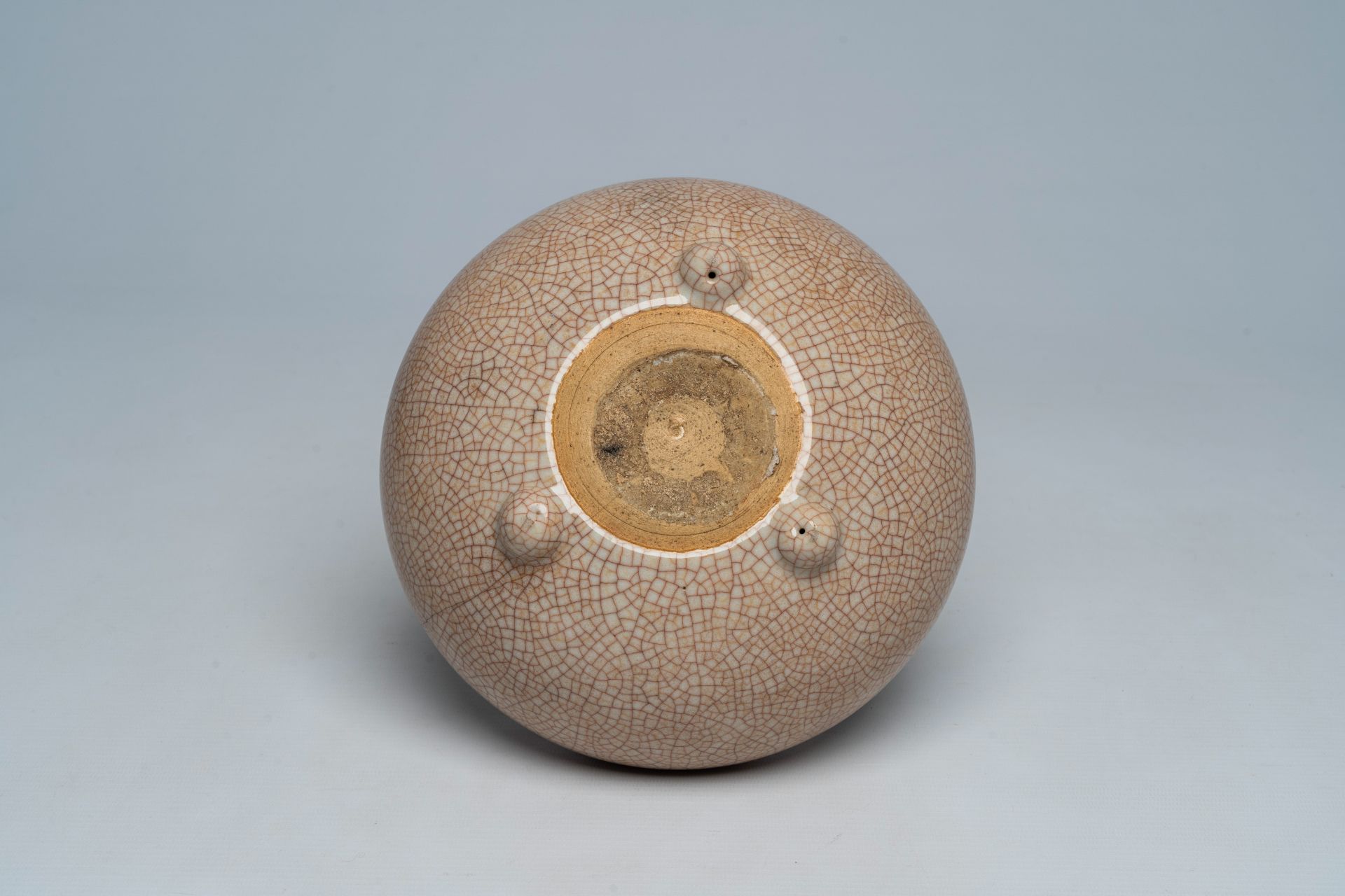 A Chinese 'ge yao' glazed tripod censer, 19th C. - Image 7 of 7