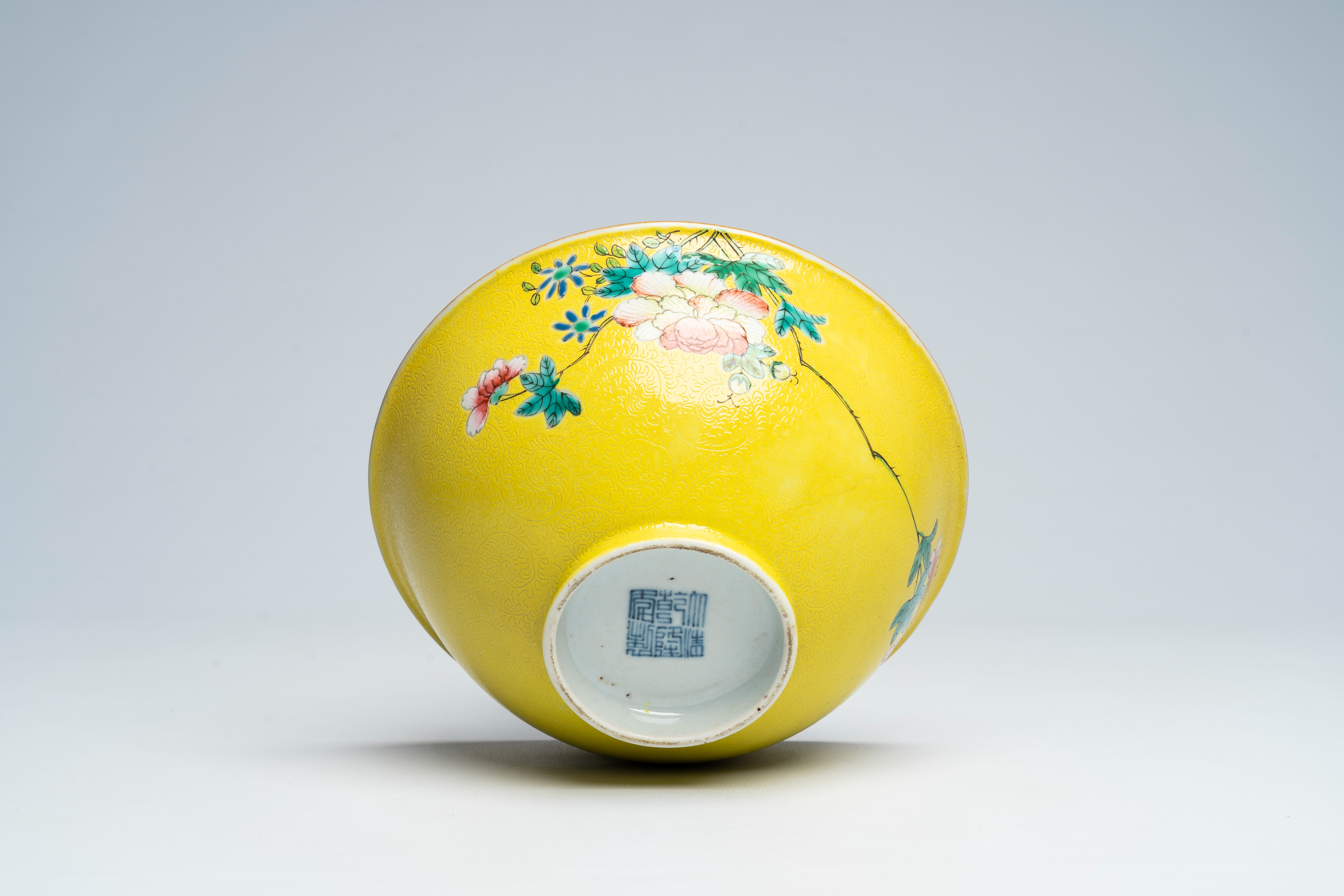 A Chinesefamille rose yellow-ground sgraffito bowl, Qianlong mark, 18th/19th C. - Bild 6 aus 7