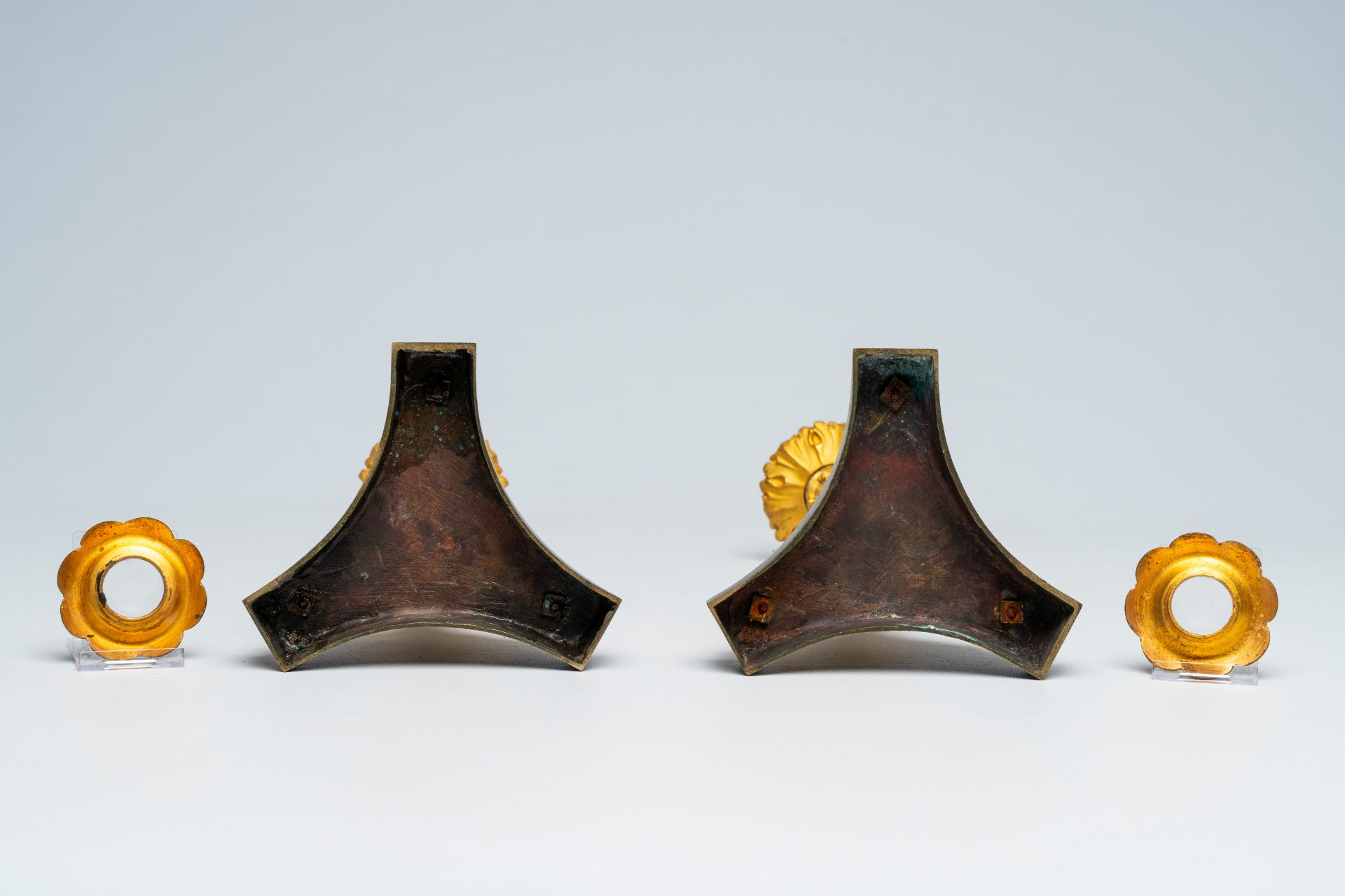 A pair of French gilt and patinated bronze candlesticks with floral design, 19th C. - Bild 6 aus 6