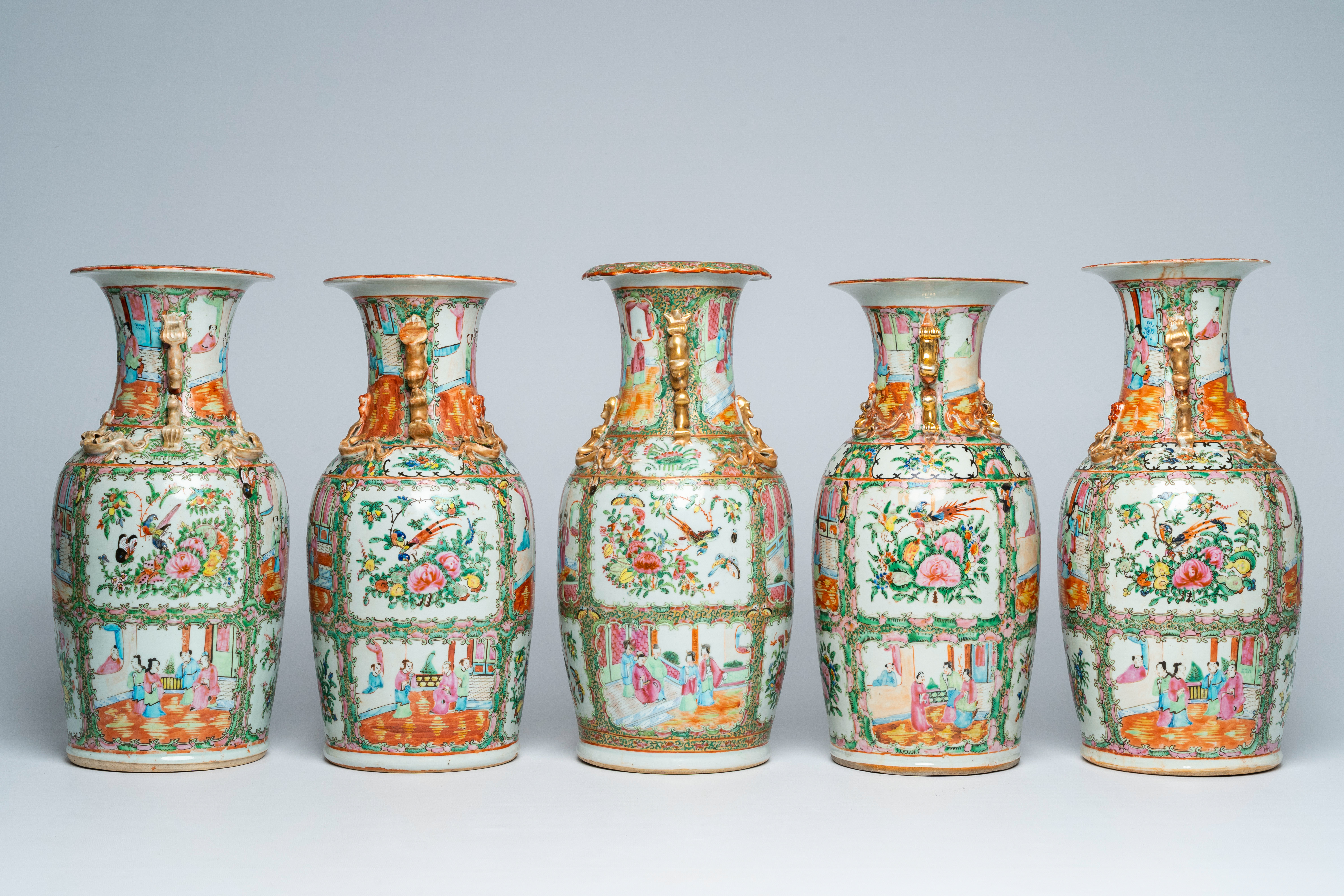 Five Chinese Canton famille rose vases with palace scenes and floral design, 19th/20th C. - Bild 4 aus 6