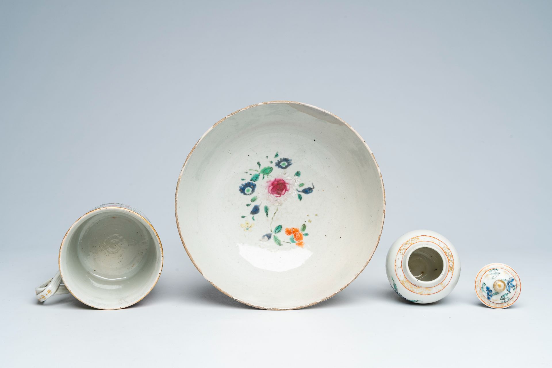 A varied collection of Chinese famille rose and blue and white porcelain, 18th/19th C. - Image 7 of 14