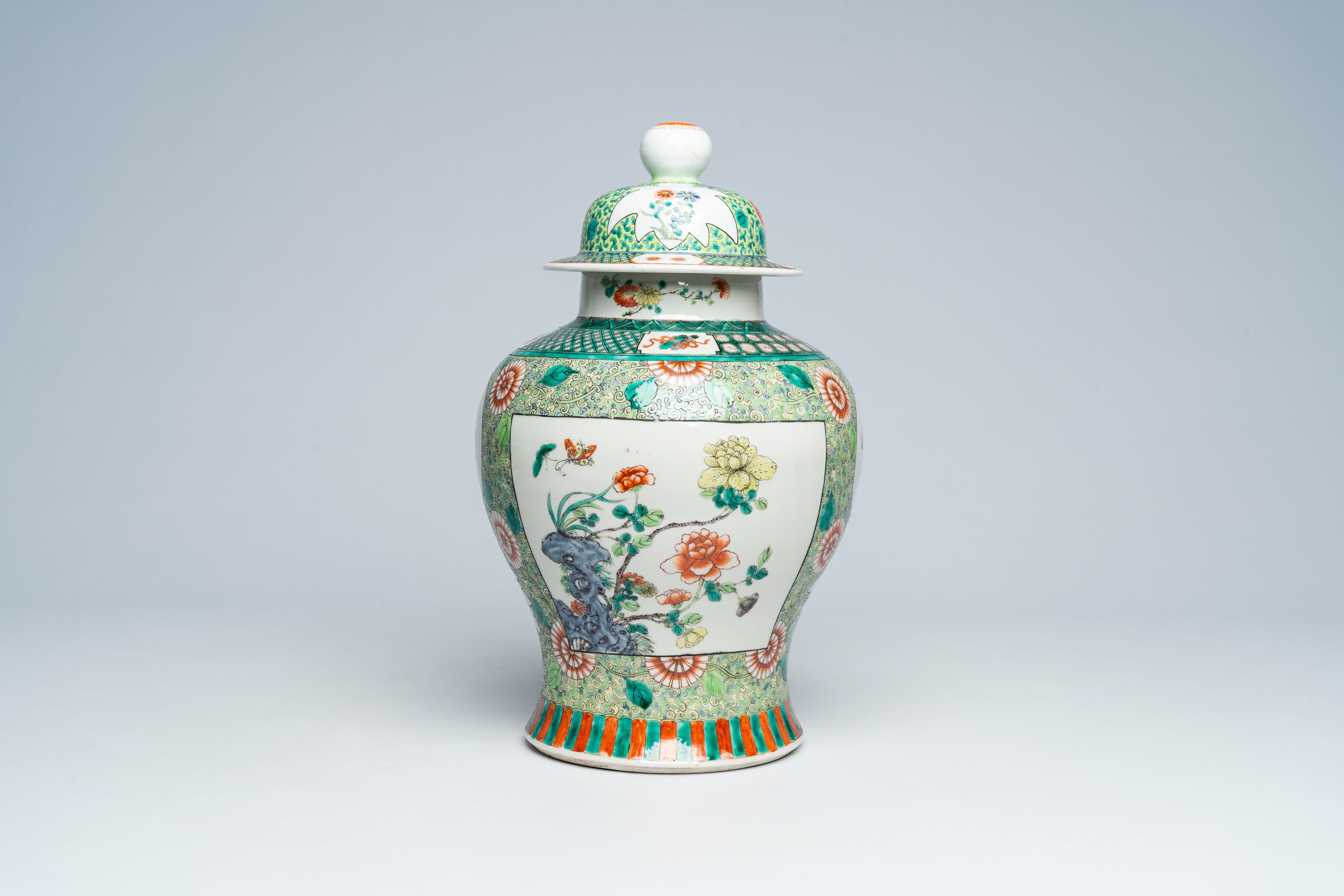 A Chinese famille verte vase and cover with floral design, 19th C.