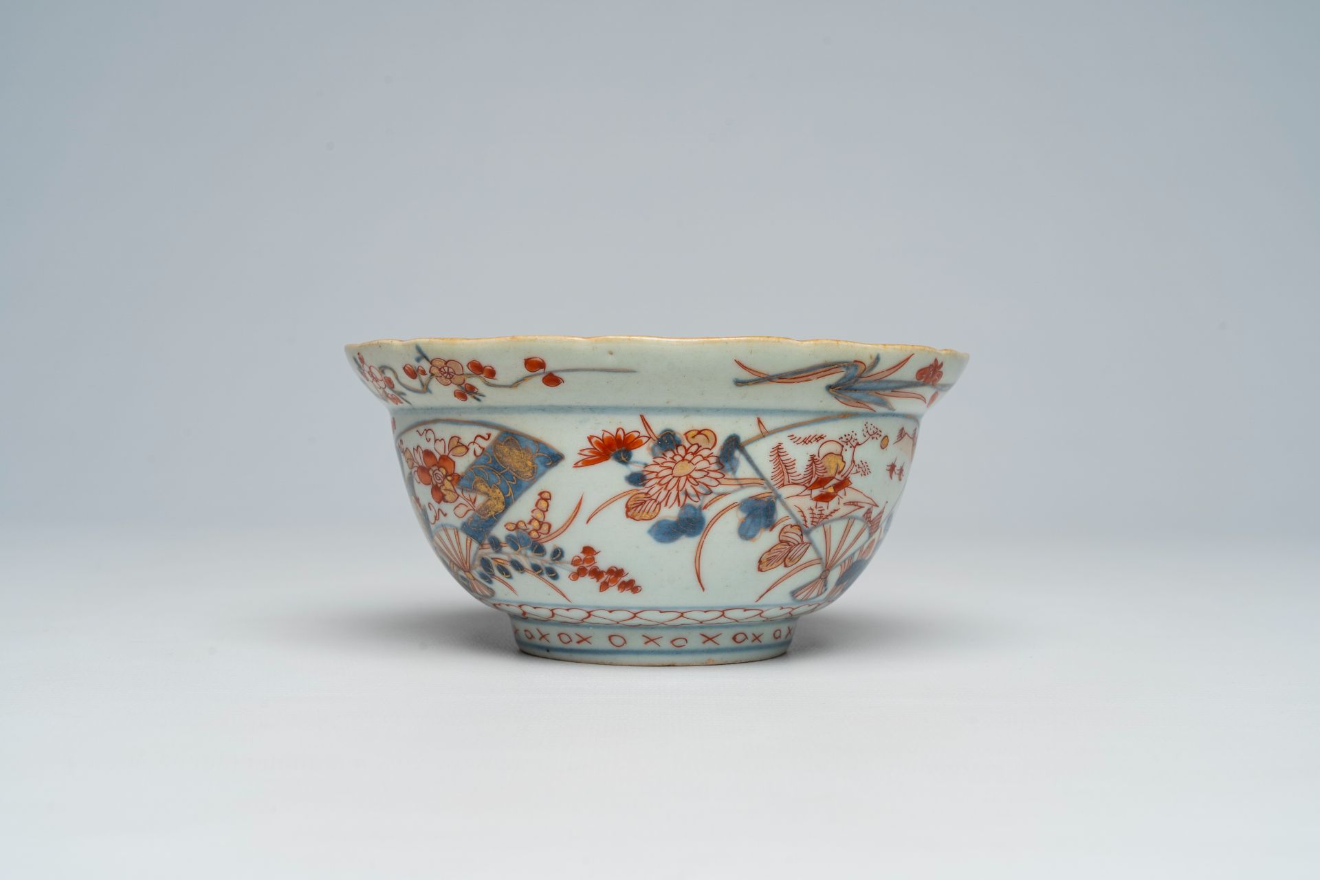 A Japanese Imari bowl and two plates with floral design, Edo/Meiji, 18th/19th C. - Image 7 of 9