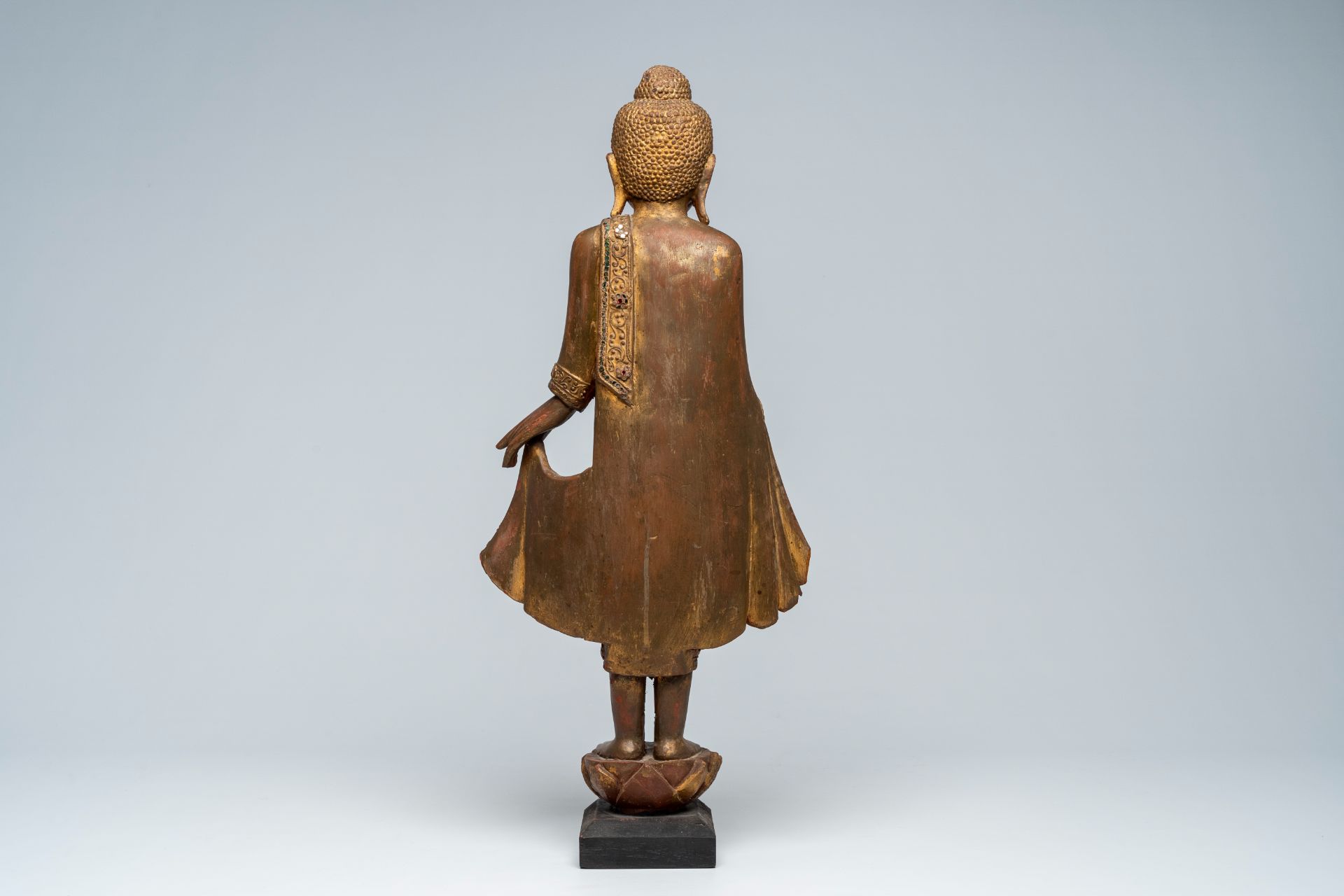 A Thai inlaid gilt wood figure of a standing Buddha, 20th C. - Image 4 of 7