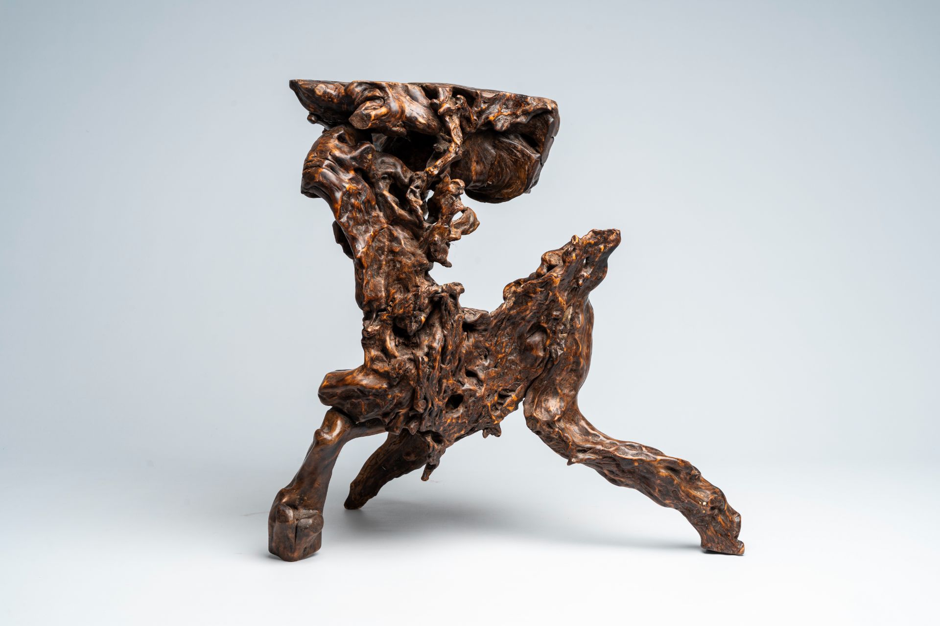 A Chinese rootwood pedestal, 19th/20th C. - Image 3 of 10