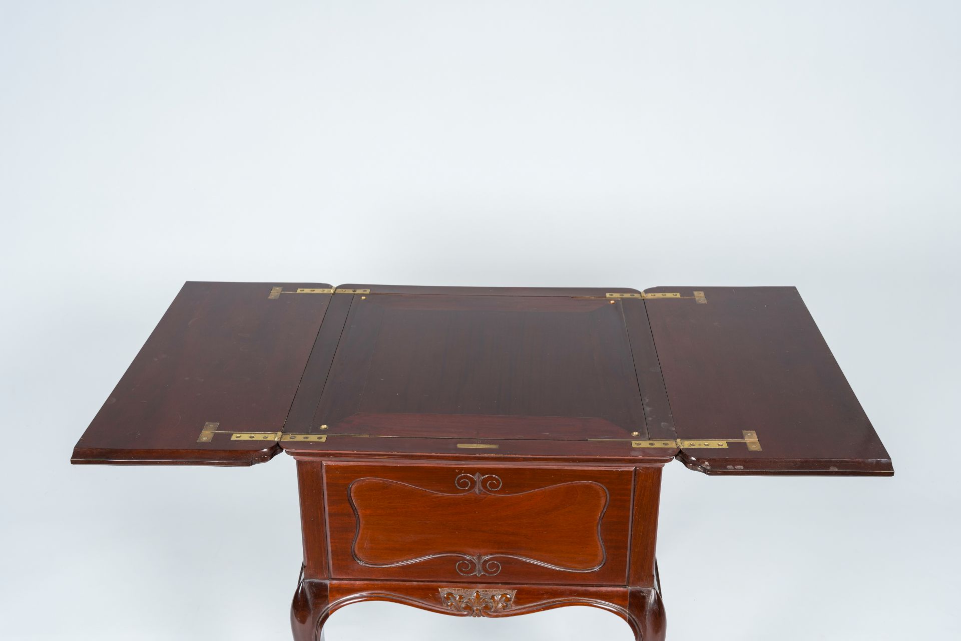 An English mahogany Mappin & Webb surprise drinks cabinet, first half 20th C. - Image 6 of 9