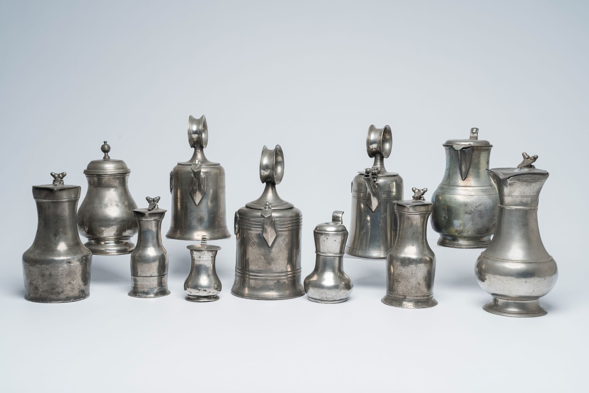A varied collection of pewter jugs and flagons, a.o. acorn jugs and Swiss Glocken flagons, various o - Image 2 of 12